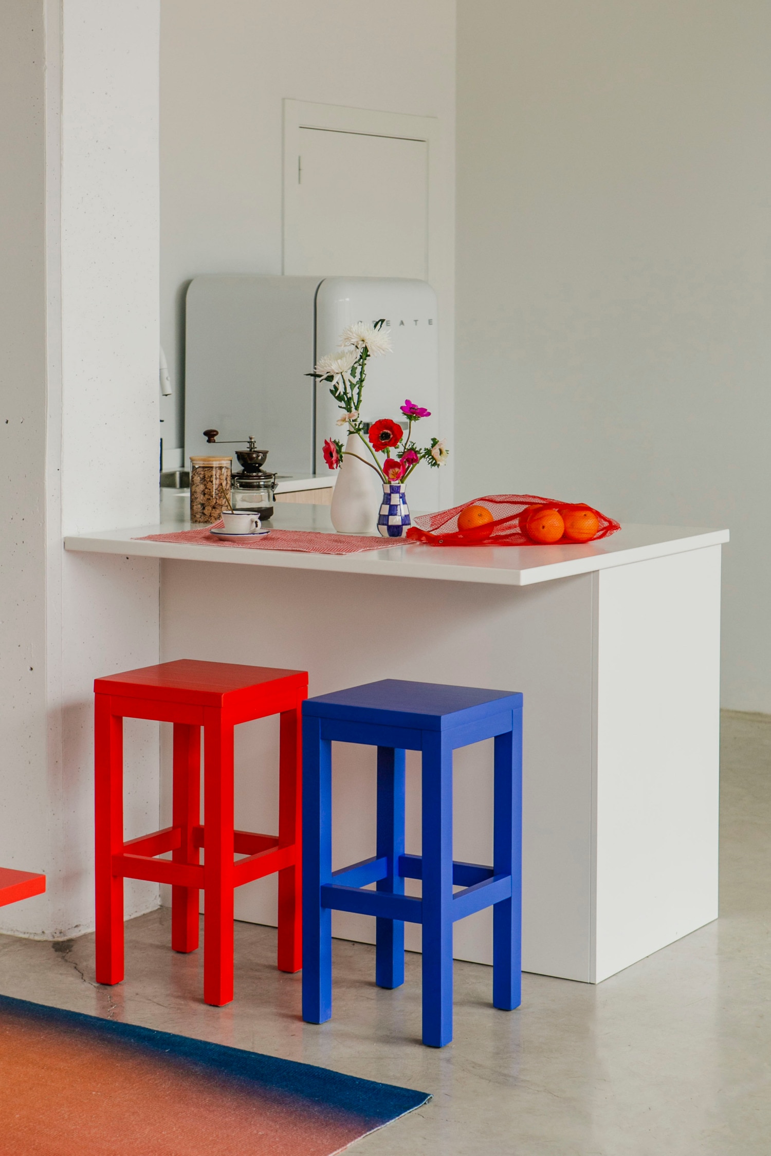 Set Di 2 Sgabelli In Pino Laccato - Rosso Fiamma/Verde Smeraldo
