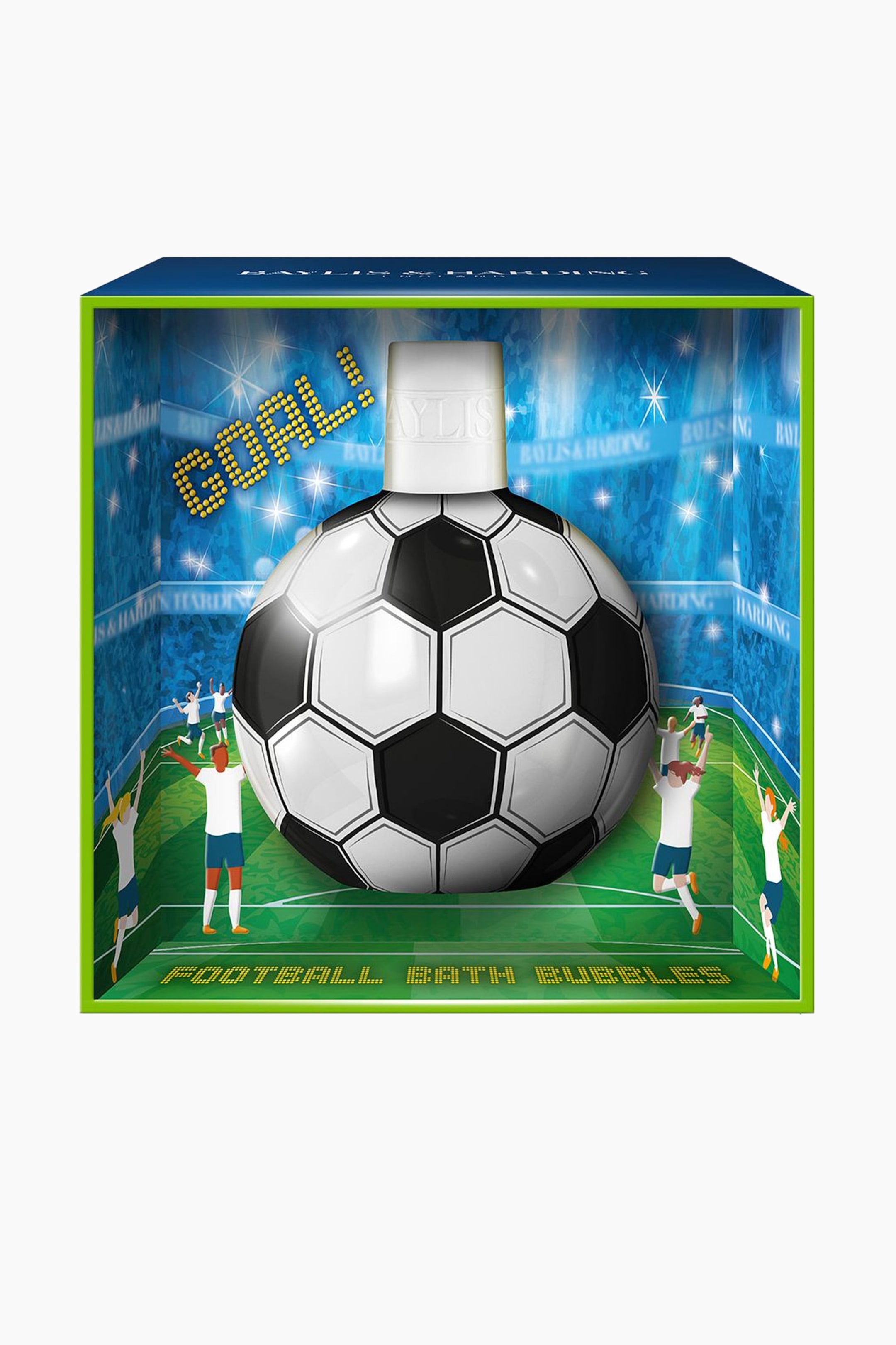 Visa större bild: Penalty Shoot Out Bath Bubbles Gift presenterar en sfärisk flaska formad som en fotboll, med vitt lock, placerad rakt framifrån i en tematiserad presentförpackning. Förpackningen visar en fotbollsstadion med spelare som firar på en grön plan under blå arenaljus, med den gula pixelstilade texten ”GOAL!” och ”FOOTBALL BATH BUBBLES” tydligt synlig.