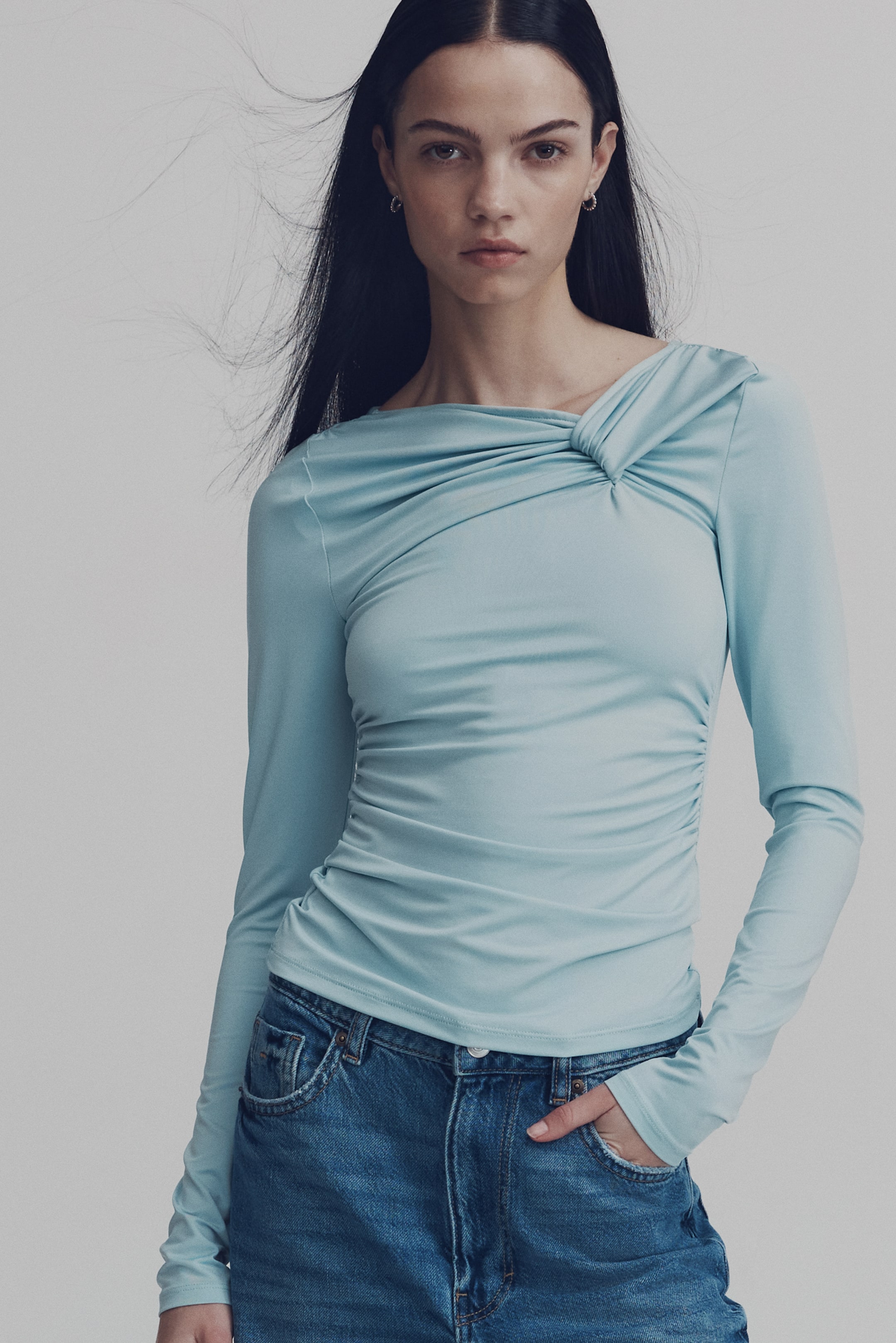 Grotere afbeelding bekijken: Top met gedraaid detail - Lichtturkoois - DAMES | H&M NL 2