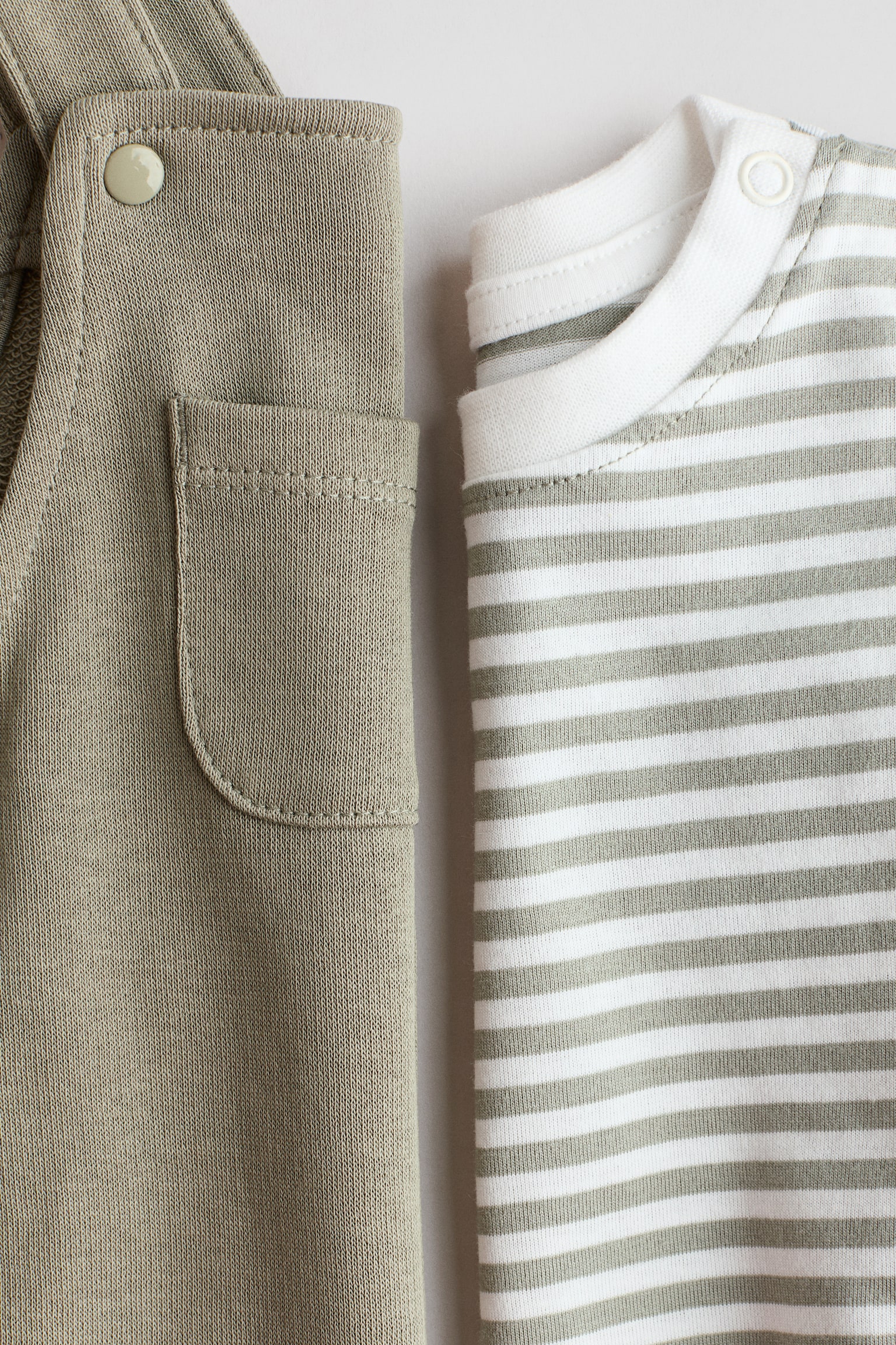 Комплект-двійка з футболки й комбінезона - Зелений хакі/смужки/Темно-синій/смужки - 2