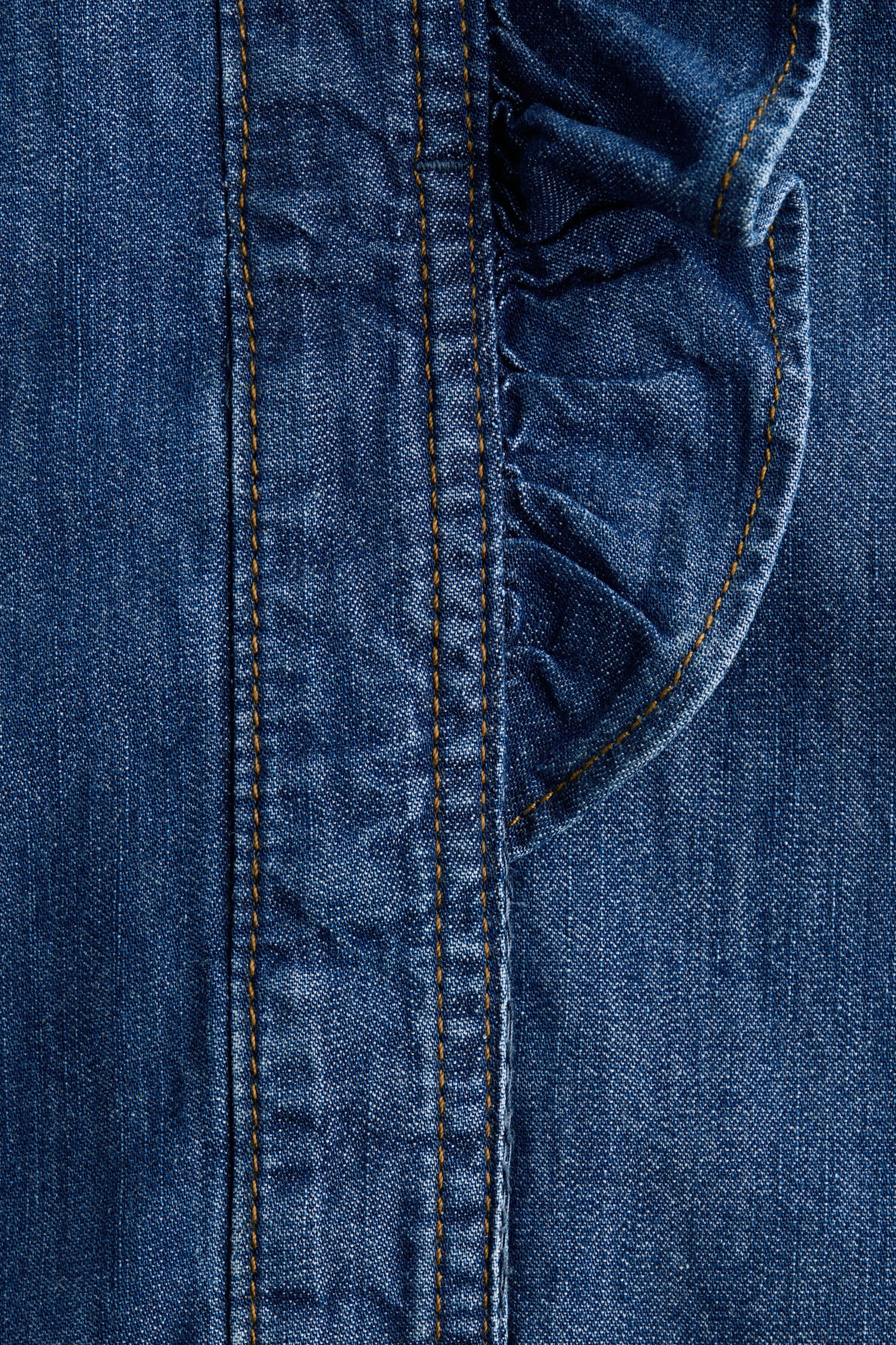 Женская блузка H&M Ruffle-Trimmed Denim Blouse, цвет: Тёмный джинсовый синий — фото 6
