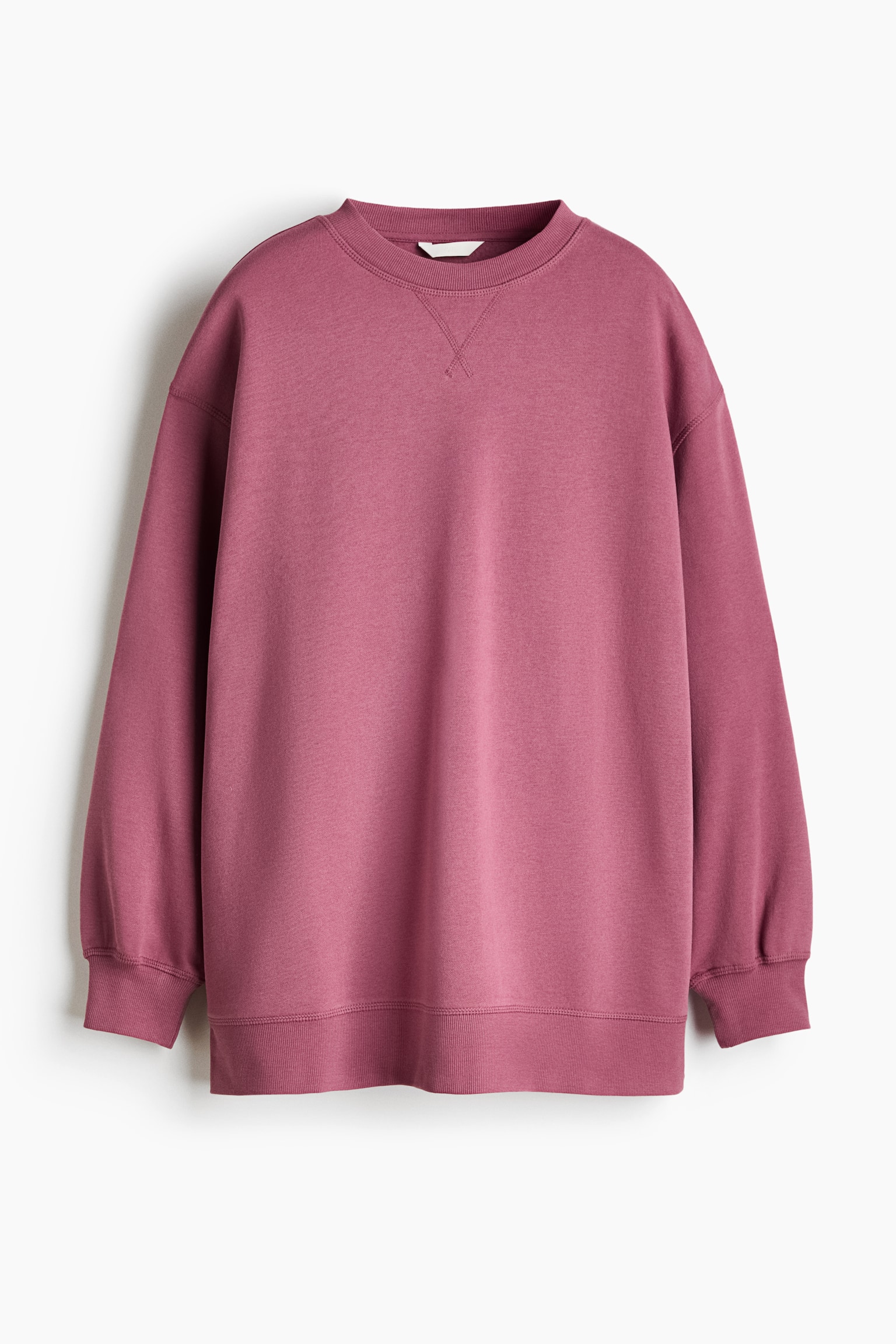 ÎÎ½Î± oversized ÏÎ¿ÏÏÎµÏ ÏÎµ dusty rose Î±ÏÏÏÏÏÏÎ· ÏÎ±ÏÎ¿ÏÏÎ¹Î¬Î¶ÎµÏÎ±Î¹ ÏÎµ Î¼ÏÏÎ¿ÏÏÎ¹Î½Î® ÏÏÎ·, Î¼Îµ ÏÎ±Î¼Î·Î»ÏÎ¼Î­Î½Î¿ÏÏ ÏÎ¼Î¿ÏÏ, Î¼Î±ÎºÏÎ¹Î¬ Î¼Î±Î½Î¯ÎºÎ¹Î± Î¼Îµ ribbed Î¼Î±Î½ÏÎ­ÏÎµÏ ÎºÎ±Î¹ ribbed ÏÎµÎ»ÎµÎ¯ÏÎ¼Î± Î³ÏÏÏ Î±ÏÏ ÏÎ· ÏÏÏÎ¿Î³Î³ÏÎ»Î® Î»Î±Î¹Î¼ÏÎºÎ¿ÏÎ· ÎºÎ±Î¹ ÏÎ¿ ÏÏÏÎ¯ÏÏÎ¼Î±. Î£ÏÎ¿ ÏÏÎ®Î¸Î¿Ï, Î±ÎºÏÎ¹Î²ÏÏ ÎºÎ¬ÏÏ Î±ÏÏ ÏÎ¿Î½ Î³Î¹Î±ÎºÎ¬, Î´Î¹Î±ÎºÏÎ¯Î½ÎµÏÎ±Î¹ Î¼Î¹Î± Î´Î¹Î±ÎºÎ¿ÏÎ¼Î·ÏÎ¹ÎºÎ® Î»ÎµÏÏÎ¿Î¼Î­ÏÎµÎ¹Î± Î¼Îµ ÏÎ±ÏÎ® ÏÎµ ÏÏÎ®Î¼Î± V.