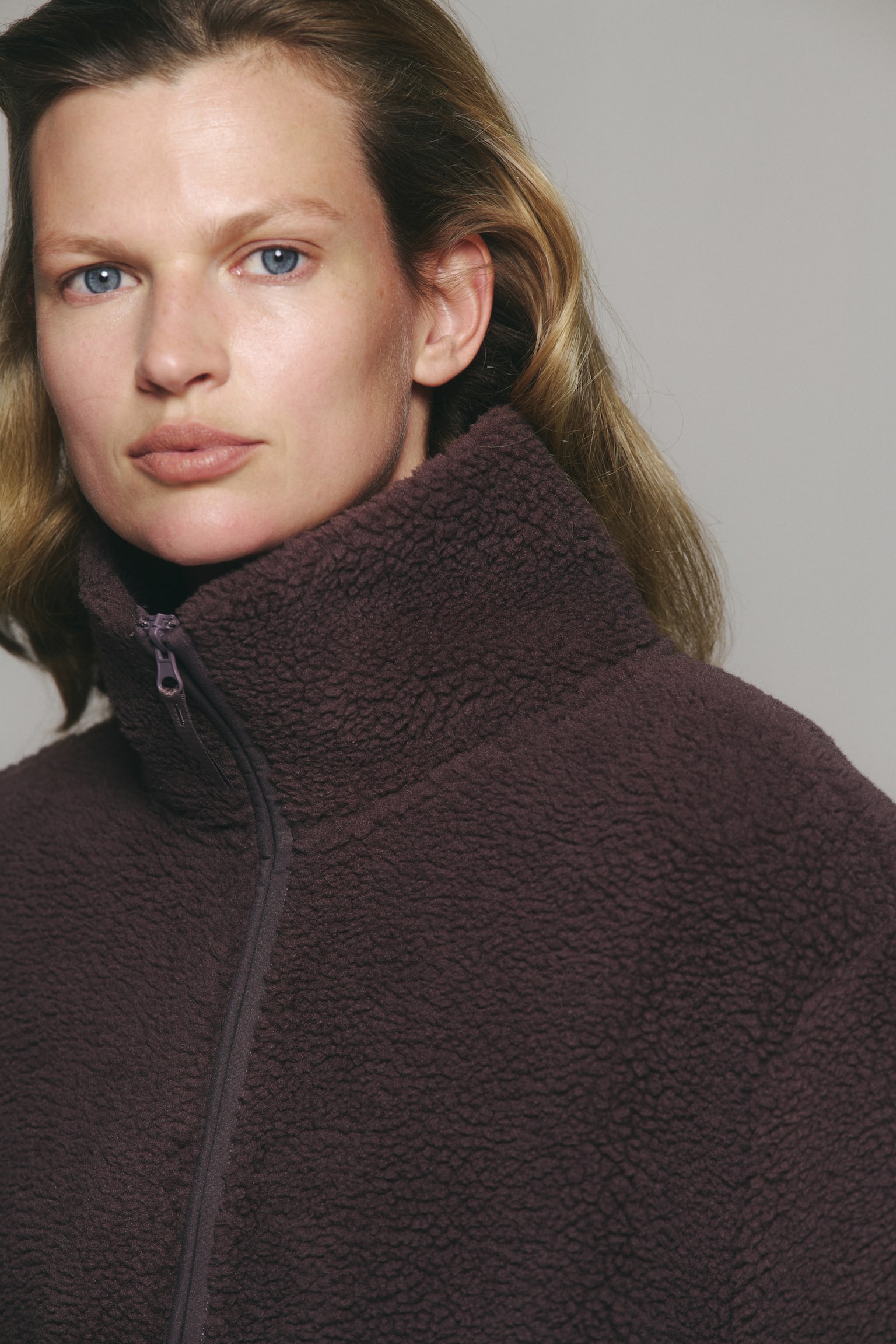 Женская куртка H&M Move Teddy Fleece Half-Zip with ThermoMove™, цвет: Фиолетовый серо-коричневый — фото 4