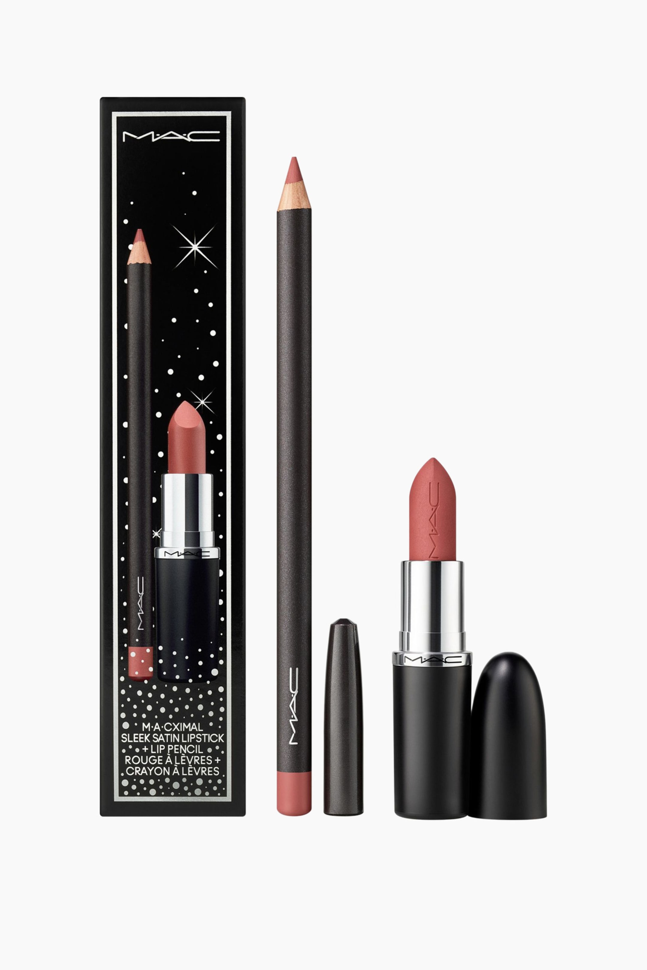Se større billede: Teddy Love Lip Combo vises med en sort rektangulær boks med et stjernemønster til venstre, en slank lip pencil med en støvet rosa spids og separat låg i midten samt en åben lipstick, der afslører en matchende støvet rosa stift med låget ved siden af til højre. Alle dele står oprejst og vender fremad, så produktdesign og matchende nuancer fremhæves.