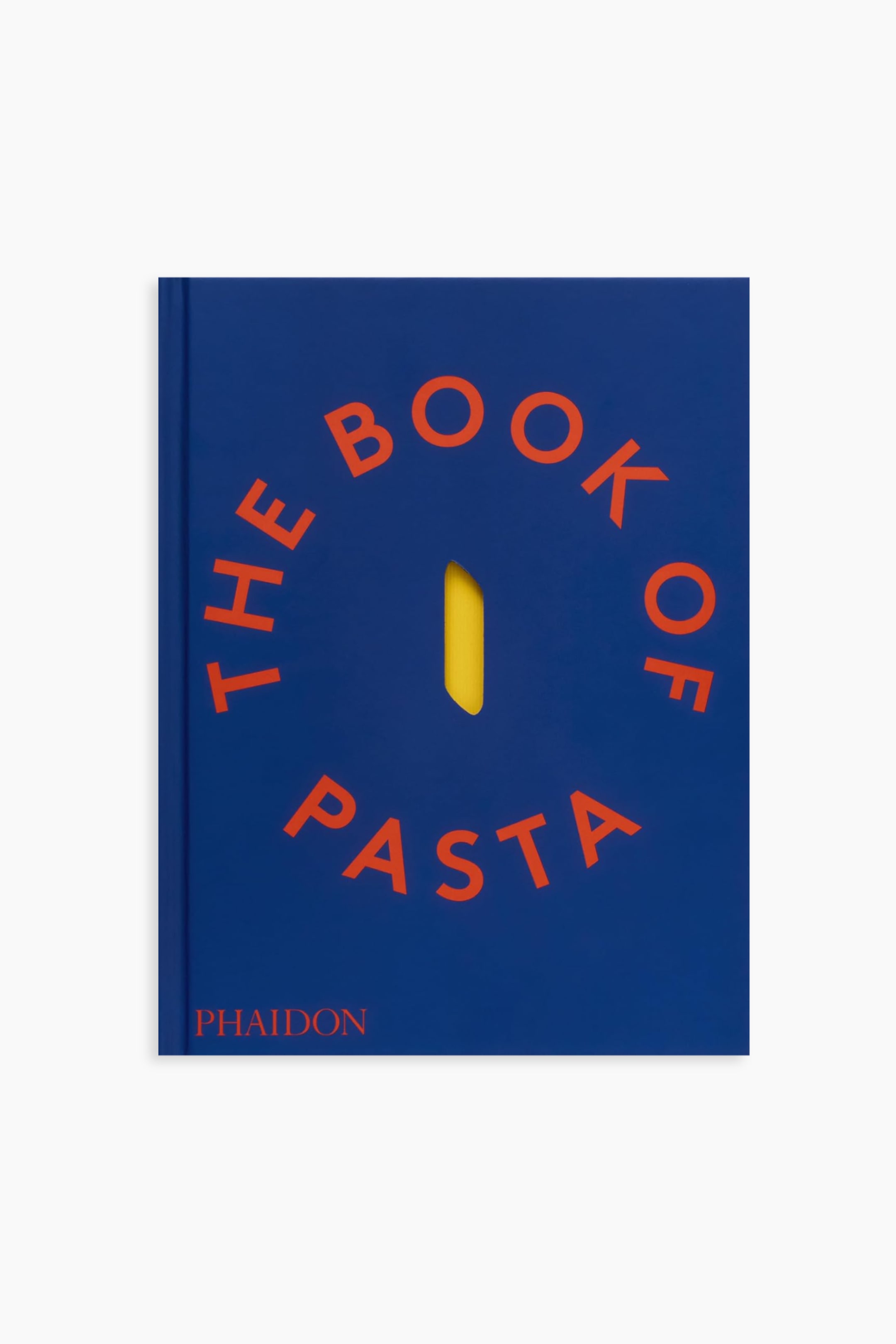 Grotere afbeelding bekijken: Een donkerblauw boek toont zijn voorkant, met de titel 'THE BOOK OF PASTA' in oranje hoofdletters, waarbij 'THE BOOK OF' bovenaan gebogen is en 'PASTA' onderaan gebogen is. Een gele, geribbelde penne pastavorm is zichtbaar door een centrale verticale uitsnijding, die de letter 'I' in de titel vormt, en 'PHAIDON' is in oranje gedrukt linksonder.