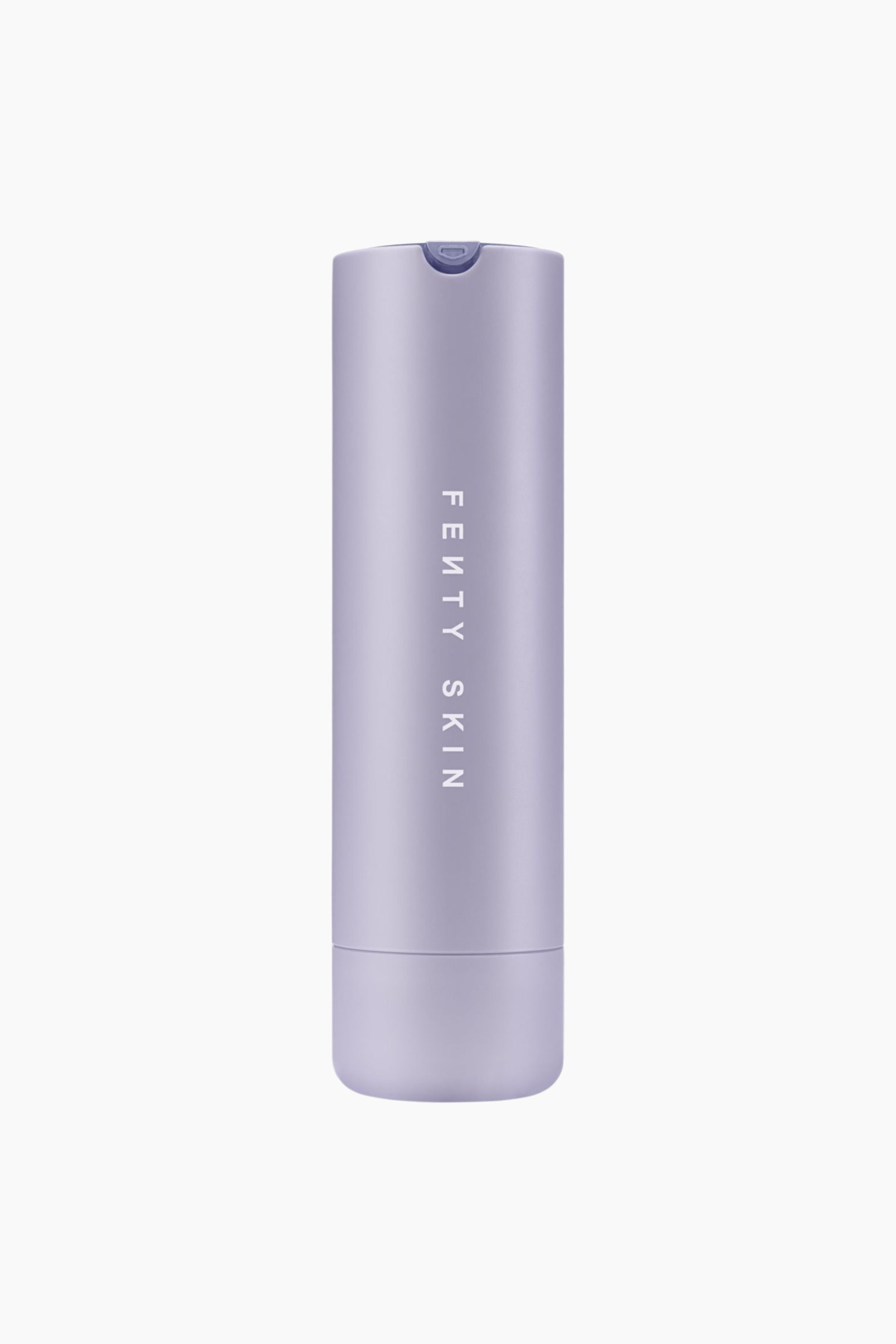 Visa större bild: Hydra Vizor Refillerbara etuiet står upprätt och visar en elegant, cylindrisk design i en matt lavendelfärg med den vertikala vita logotypen "FENTY SKIN" tryckt på framsidan. En liten dispenserspets sticker fram från en urgröpning upptill, och en söm nära den rundade botten markerar vridmekanismen.