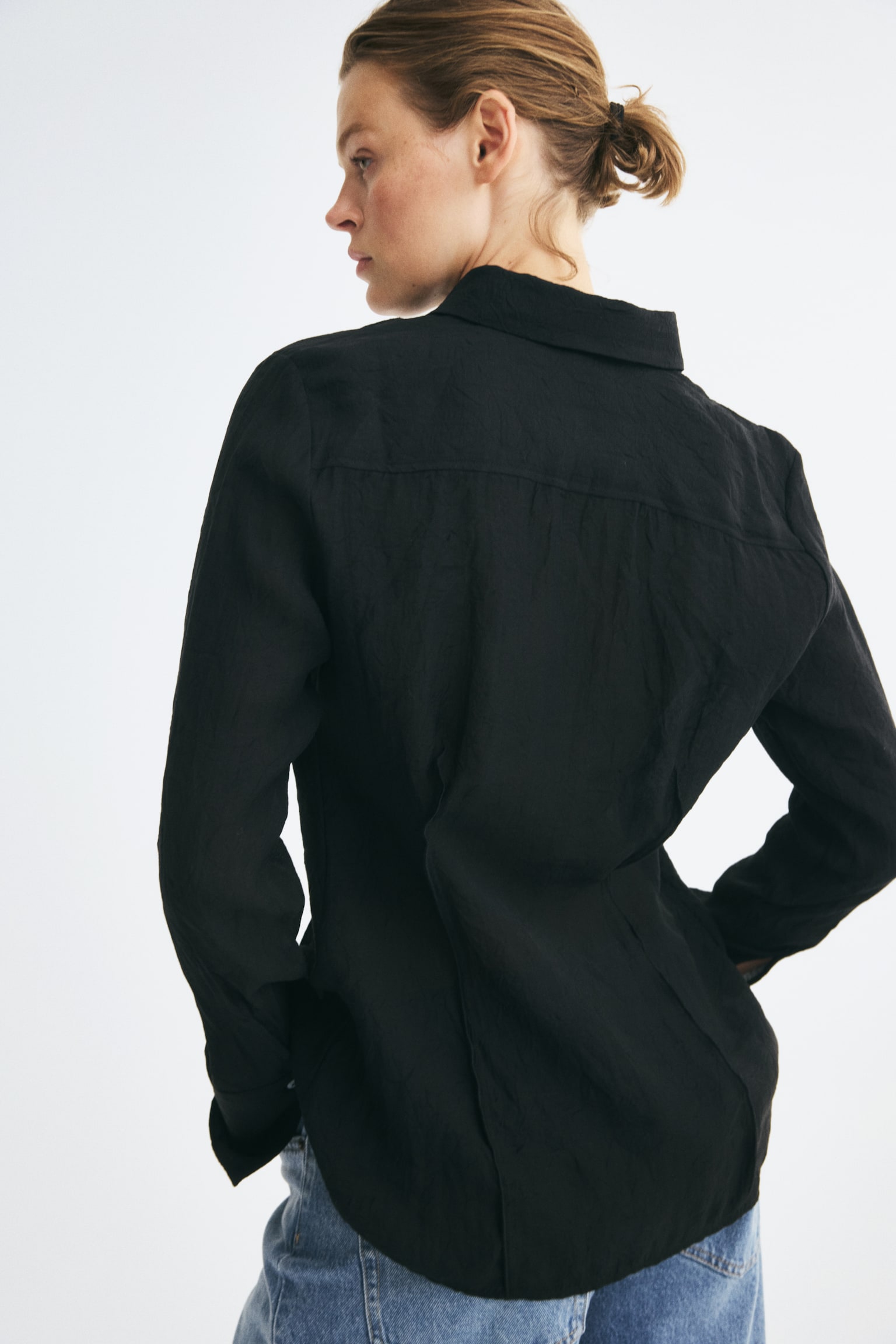 Женская рубашка H&M Crinkled Lyocell-Blend, цвет: Чёрный — фото 4