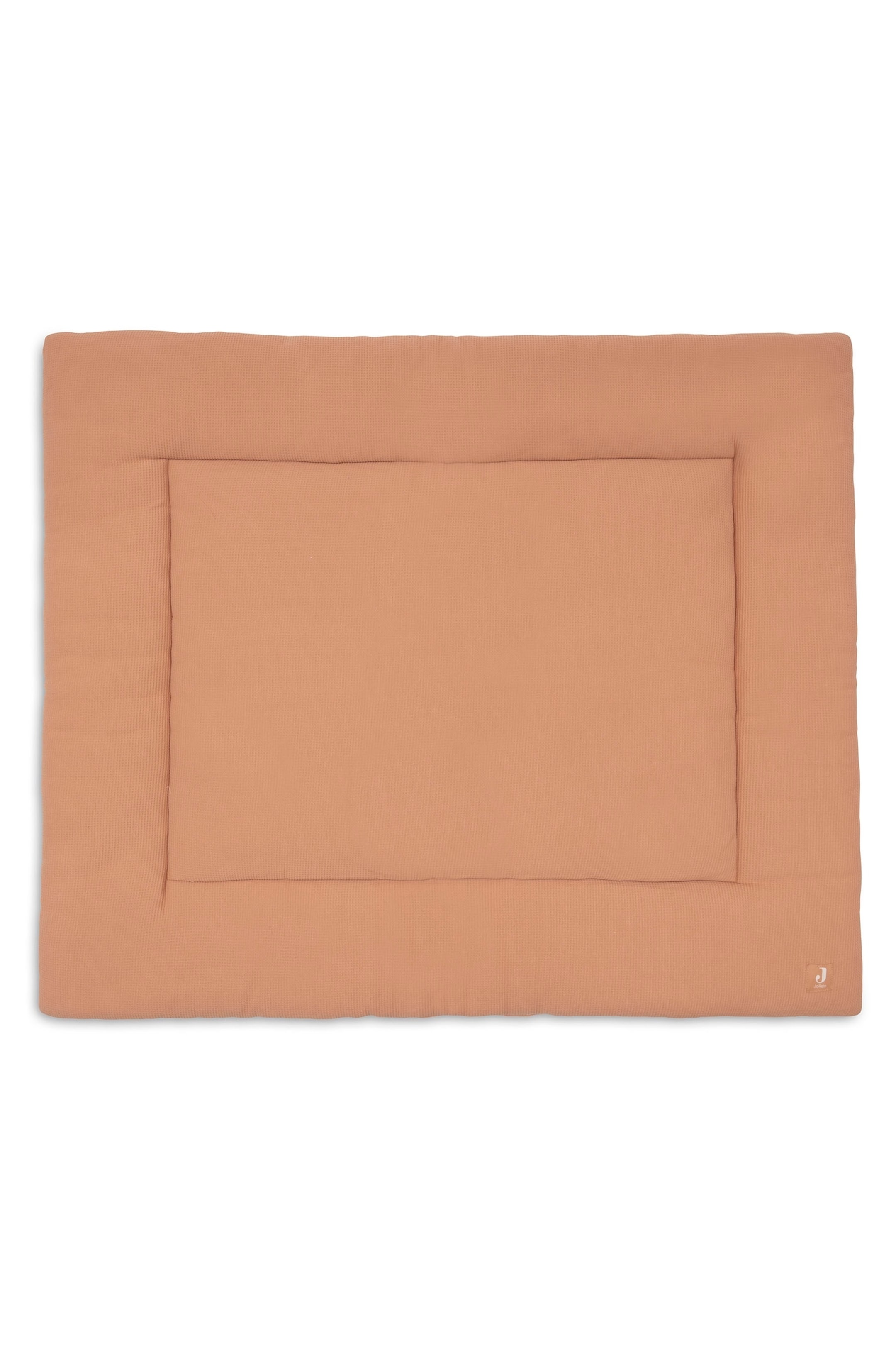 Agrandir l'image: Un tapis rectangulaire brun-tanné rembourré est présenté en vue de dessus. Il présente un tissu subtilement texturé avec une bordure surélevée cousue encadrant une zone rectangulaire centrale, et une petite étiquette carrée avec la lettre "j" est visible dans le coin inférieur droit de la bordure.