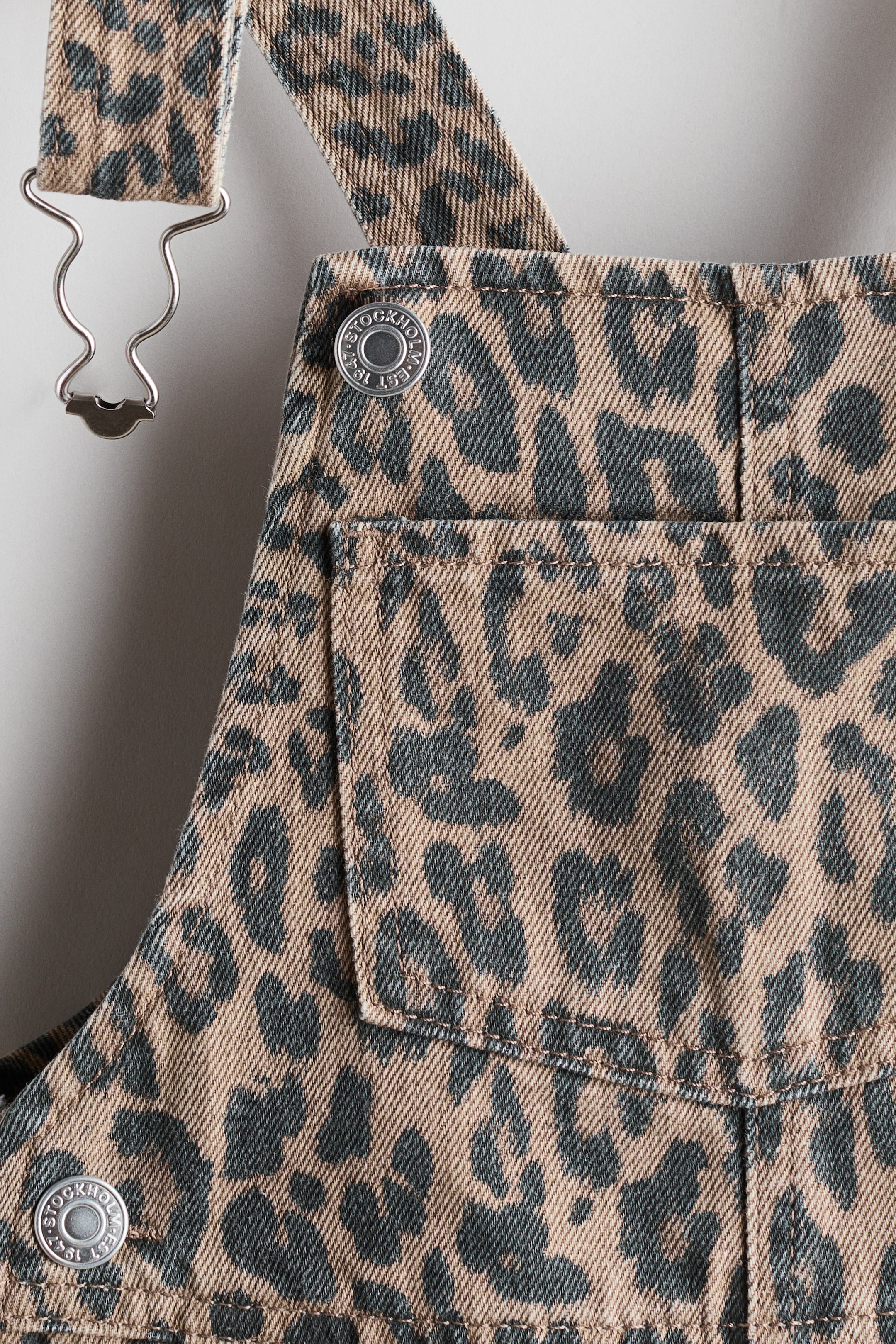 Детские джинсы H&M Patterned denim dungarees — фото 3