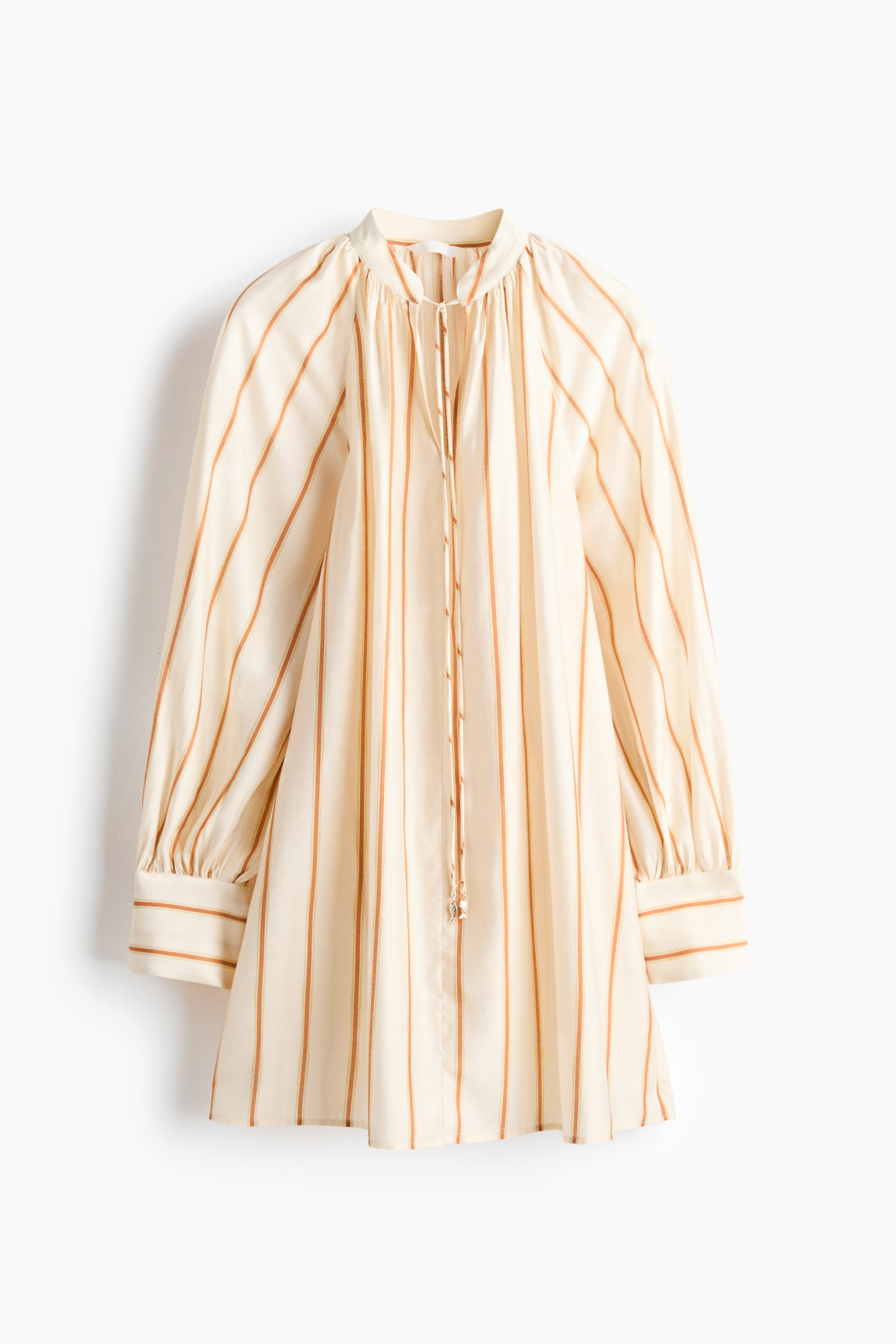 查看大圖: 這款上衣正面展示，以奶油色為底，配有豎向的鐵銹橙色條紋。設計上採用聚攏的立領，V字領口配有系帶，長袖以寬袖口結束。