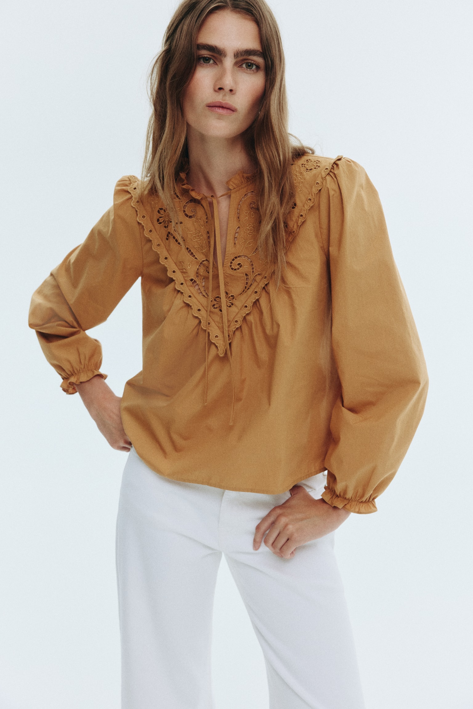 Áo kiểu thêu ren lỗ - Màu be đậm - 3