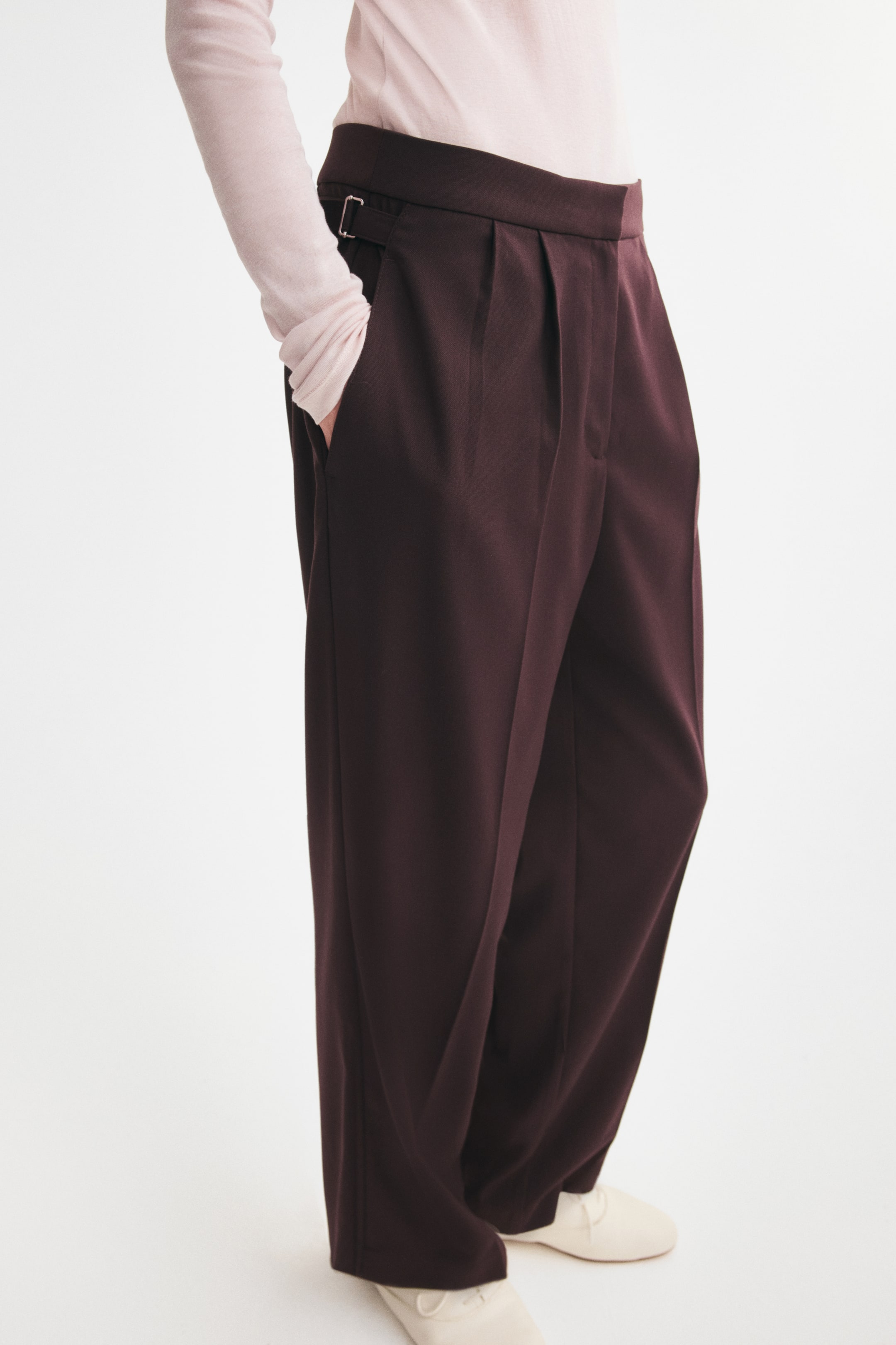 Ver imagen más grande: Pantalón de pinzas con trabillas - Marrón oscuro - MUJER | H&M ES 1
