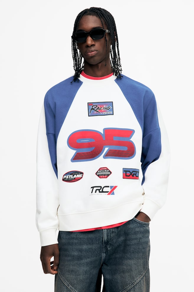 Bedrucktes Sweatshirt in Oversized Fit - Blau/TRCX/Rot/TRCX - 2