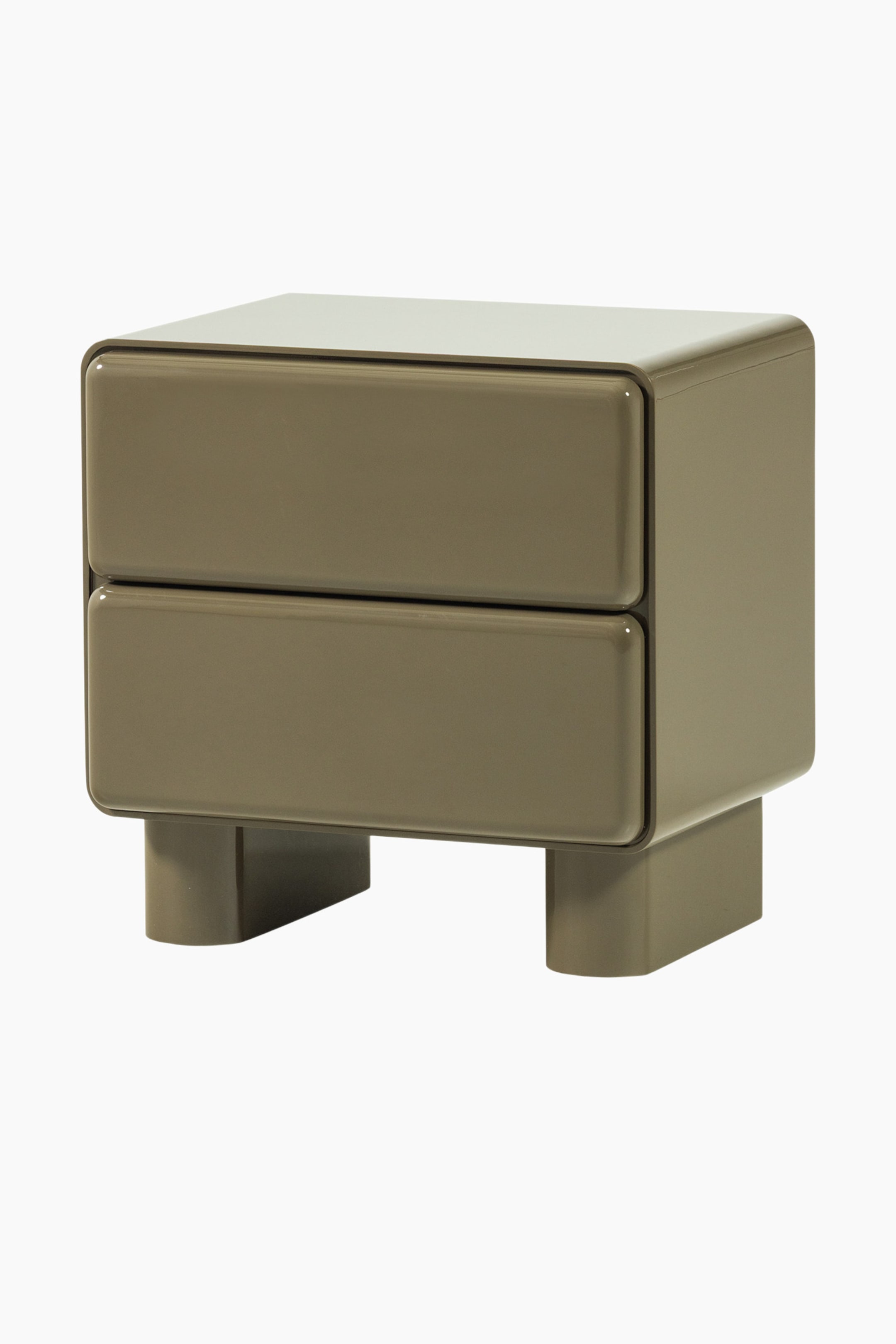 Agrandir l'image: Une petite commode vert sauge présente sa face avant et son côté droit, avec deux tiroirs superposés aux bords arrondis et un design de poignées intégrées. Elle repose sur de courtes jambes en forme de blocs.