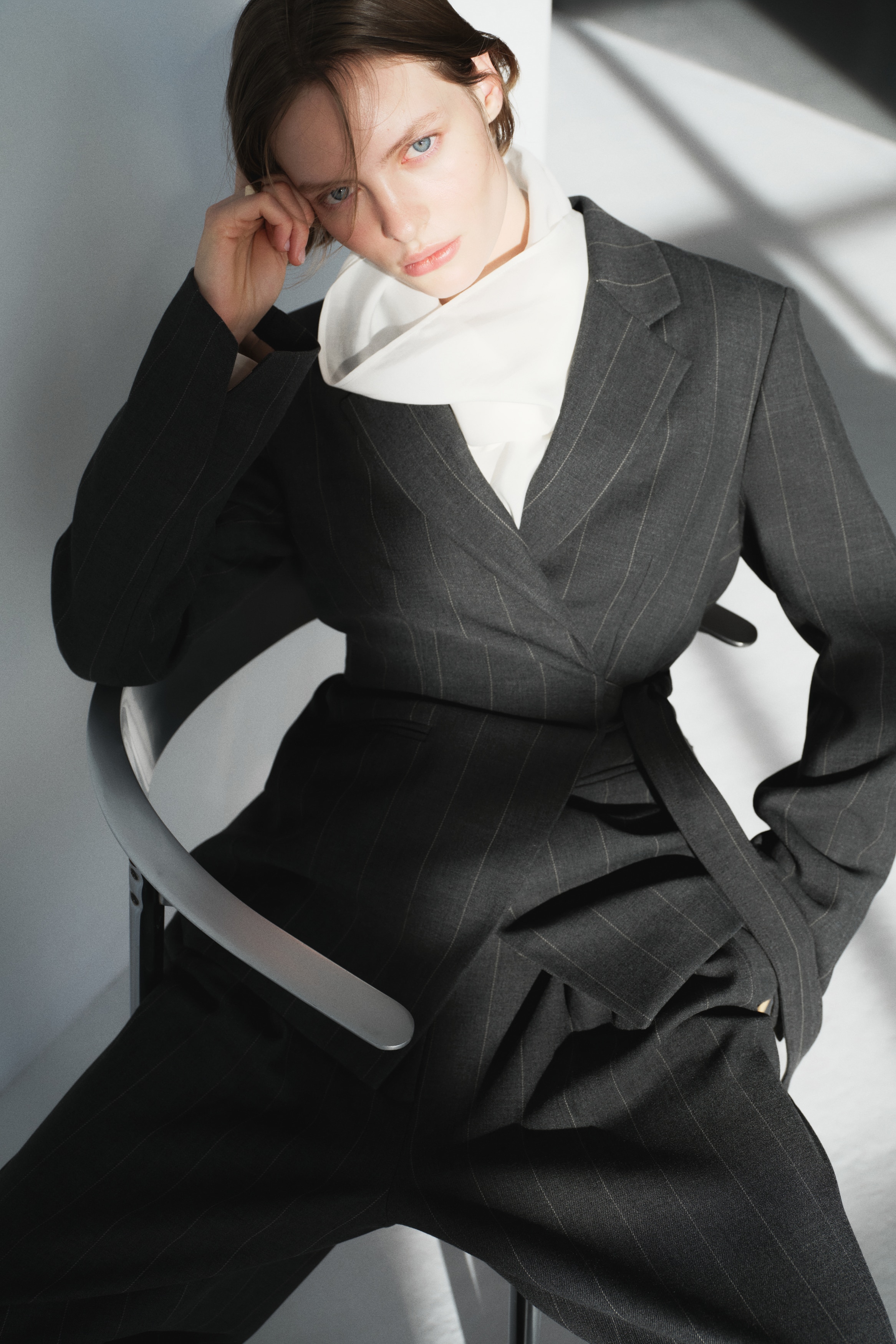 Blazer im Wickelschnitt - Dunkelgrau/Nadelstreifen/Hellbeige