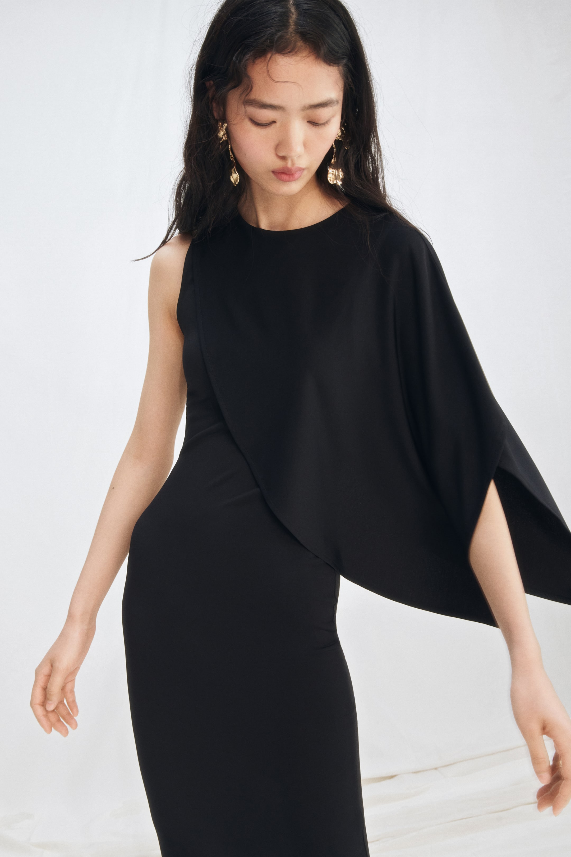 Robe avec détail asymétrique d’aspect cape