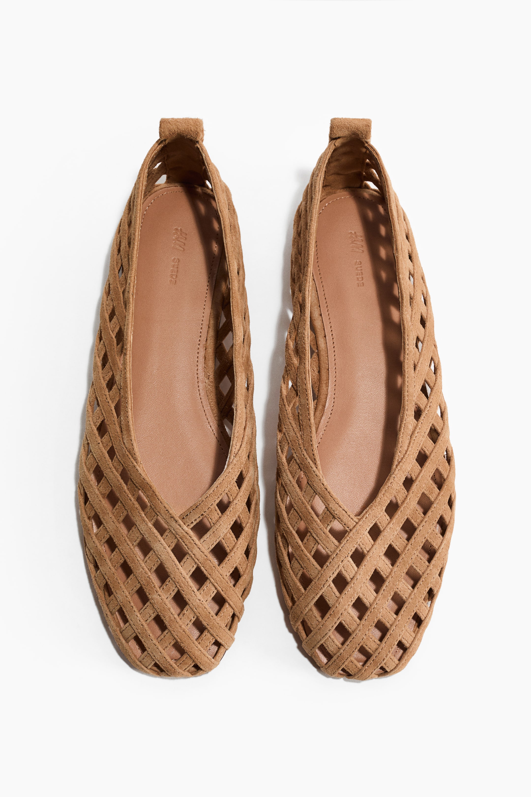 이미지 확대 보기: 탄색 스웨이드 소재의 위빙 플랫 슈즈 한 켤레가 나란히 놓여 있으며, 갑피 전체에 사각형 컷아웃이 들어간 격자 패턴이 돋보입니다. 매끄러운 탄색 인솔이 위빙 디자인 사이로 은은하게 드러납니다.