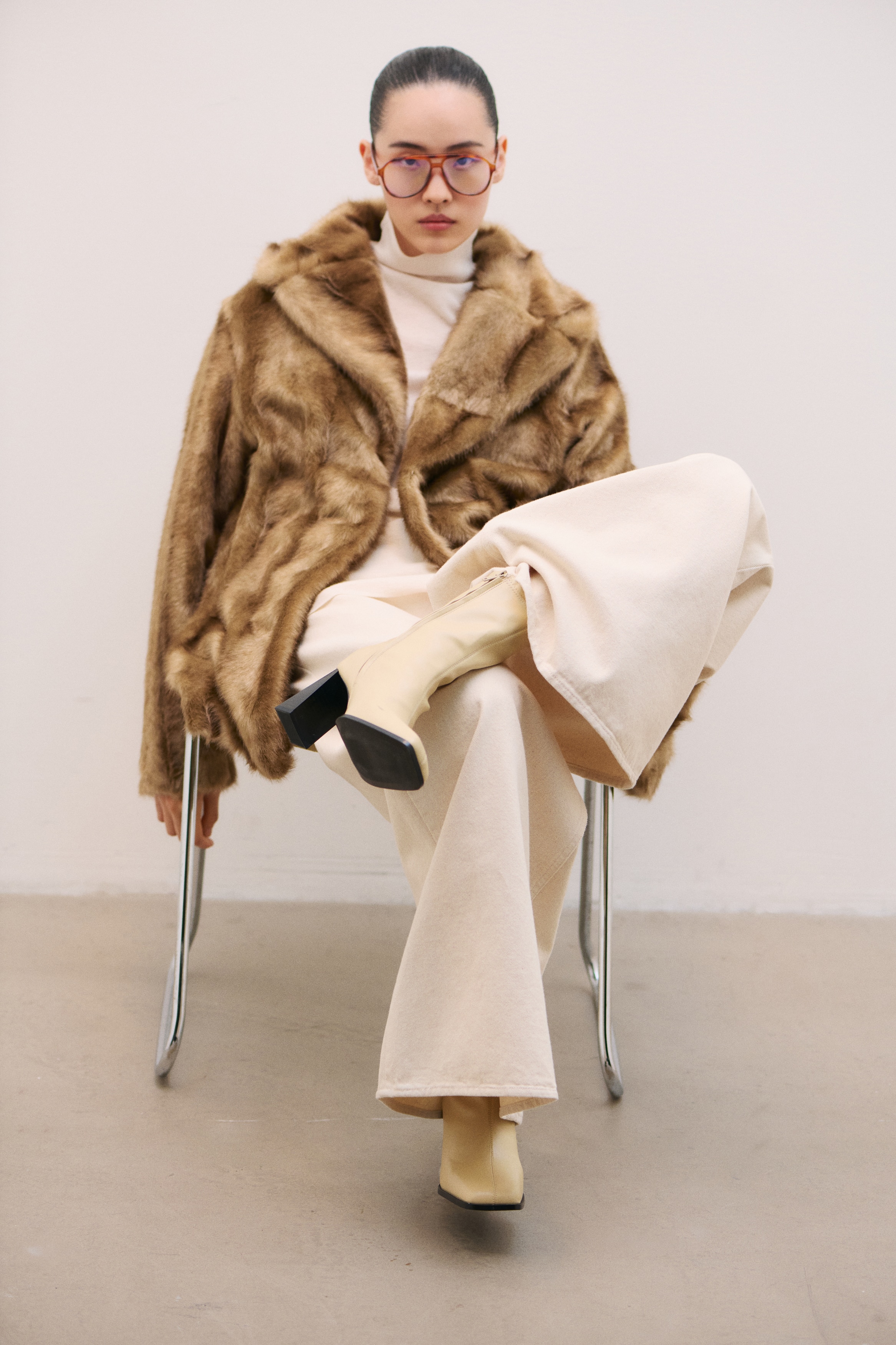 Block-heeled ankle bootsModel