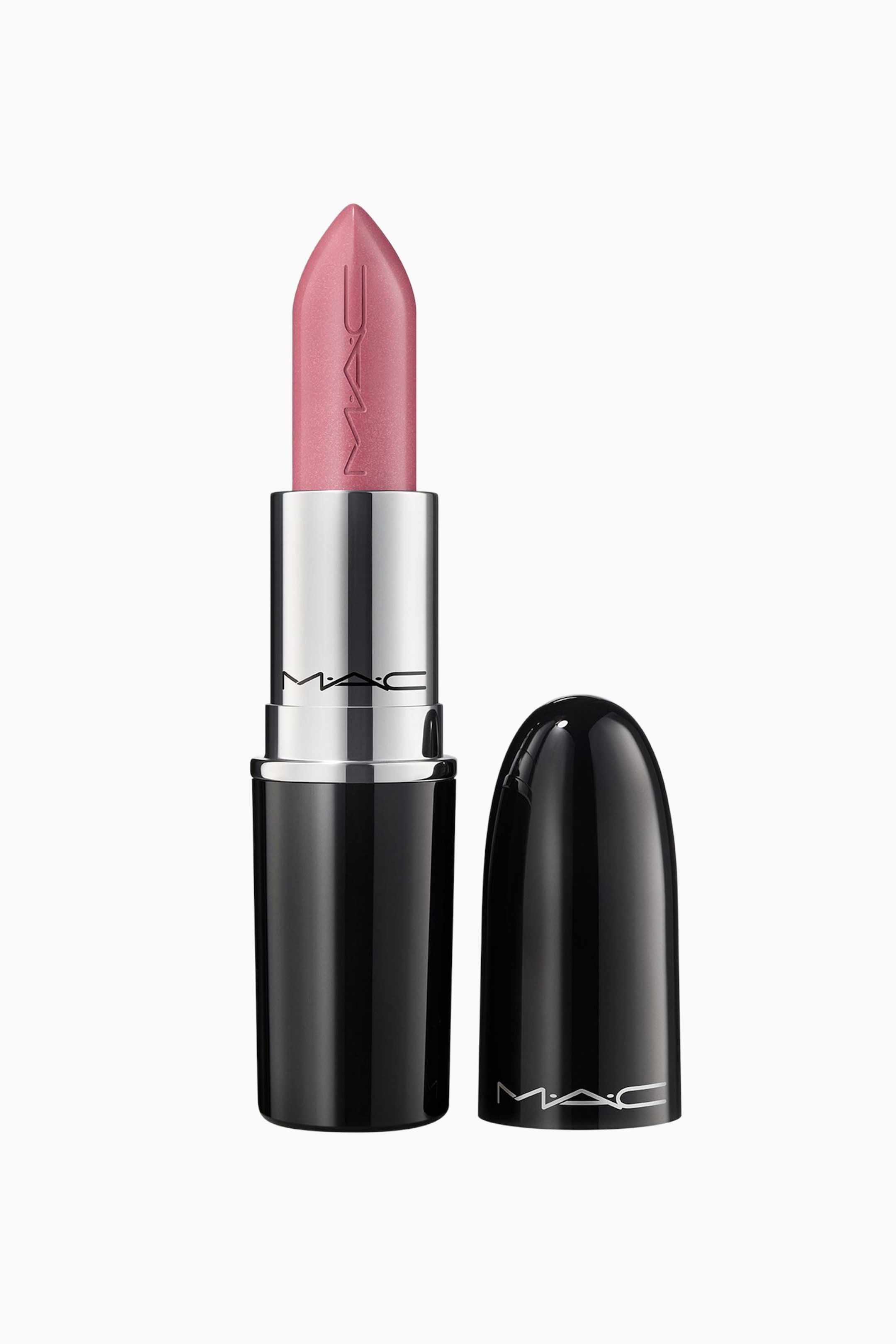 Visa större bild: Ett rosa, skimrande läppstift med "M.A.C" präglat på dess spetsiga topp, sträcker sig från ett glansigt svart hylsa med ett silverband som visar "M.A.C"-logotypen. Dess matchande glansiga svarta lock, som också har "M.A.C"-logotypen, vilar bredvid hylsan.