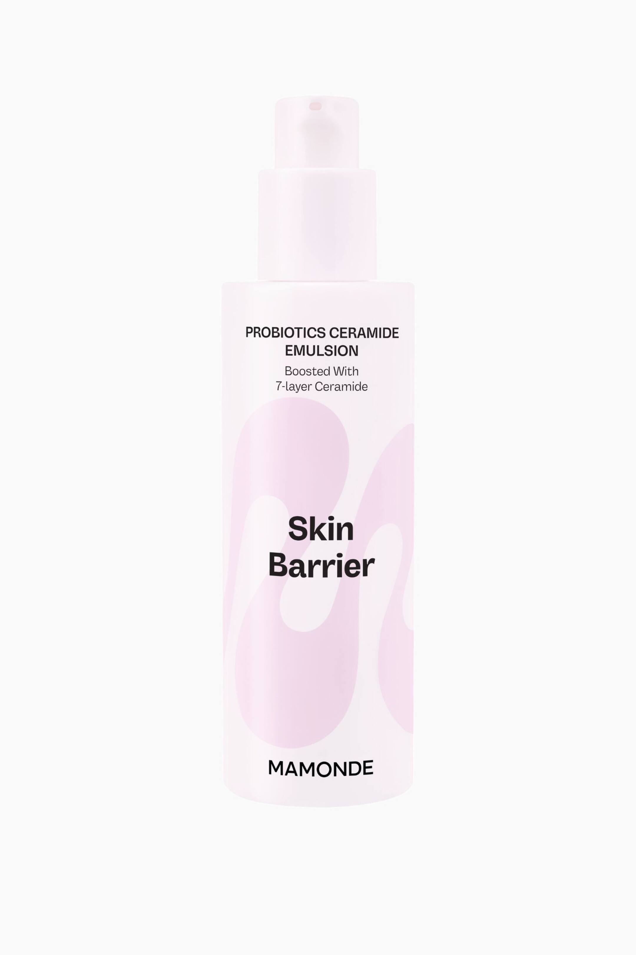 Visa större bild: En vit hudvårdsflaska med en rosa pumpdispenser står upprätt och vänd framåt. Den visar texten ”PROBIOTICS CERAMIDE EMULSION”, ”Boosted With 7-layer Ceramide”, ”Skin Barrier” och ”MAMONDE”, tillsammans med ljusrosa vågformade mönster på framsidan.