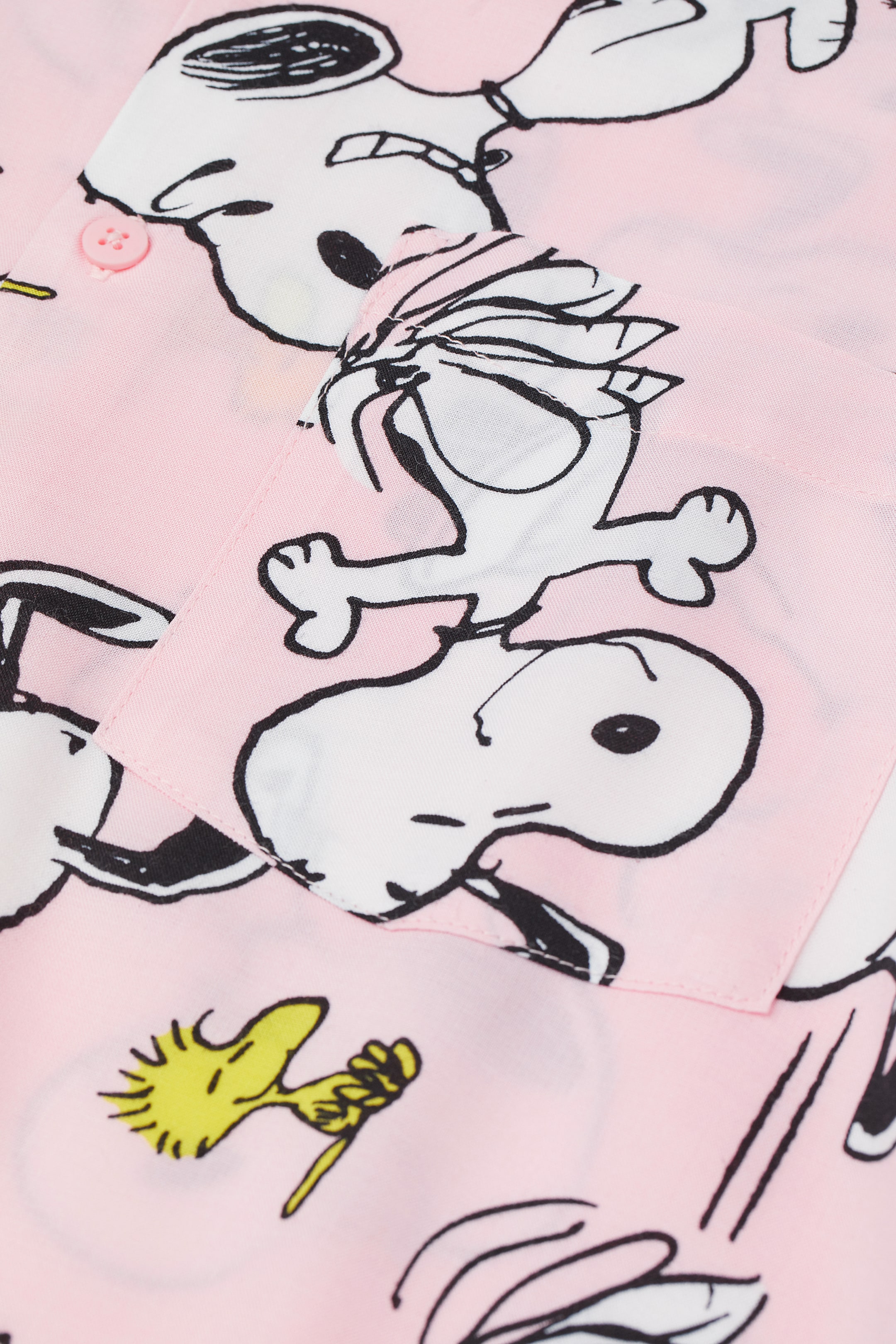 הצגת תמונה גדולה יותר: Patterned resort shirt - Light pink/Snoopy - Men | H&M IL 2