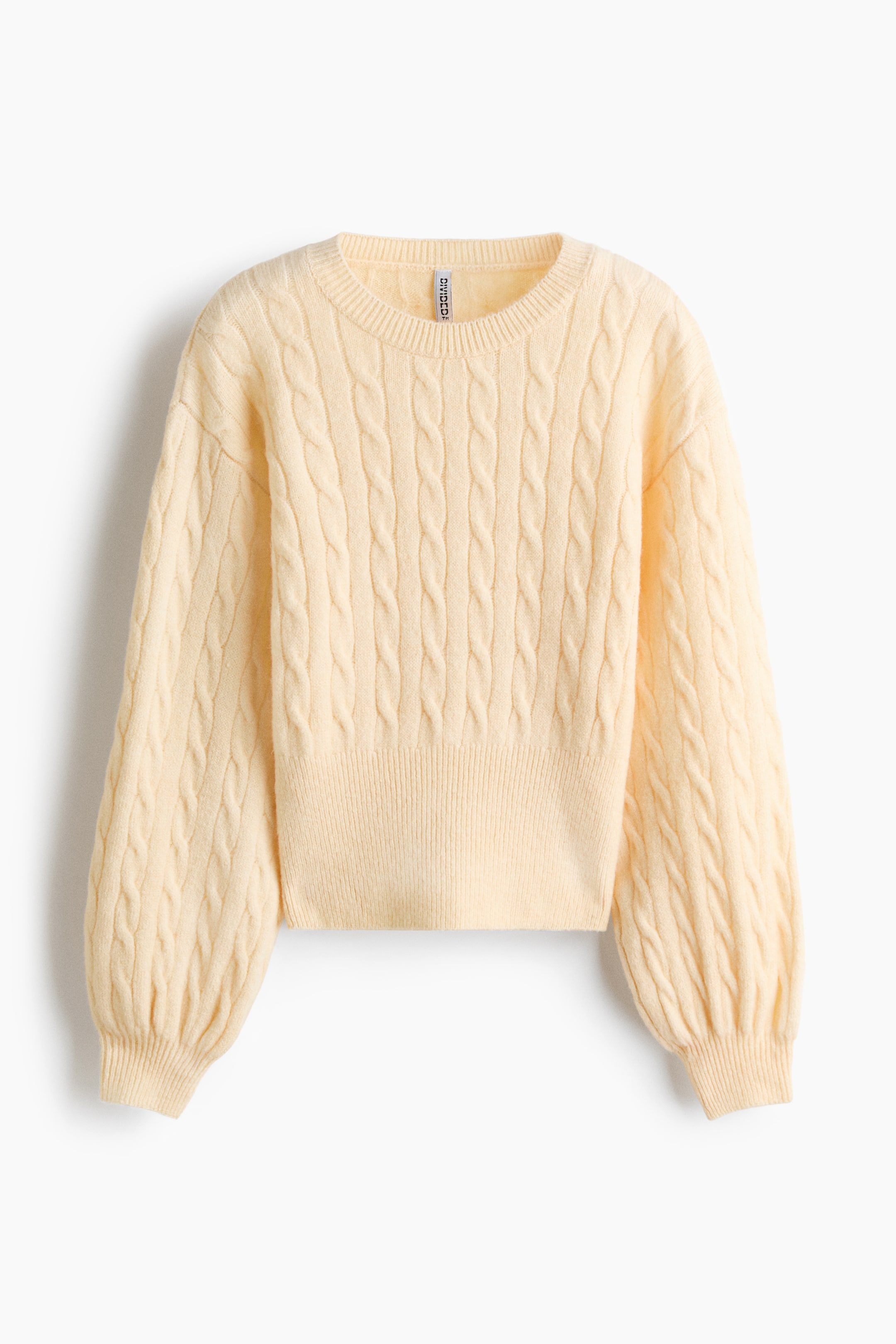 Größeres Bild ansehen: Ein hellgelber Zopfpullover ist von vorne zu sehen und verfügt über einen gerippten Rundhalsausschnitt, überschnittene Schultern sowie lange Ballonärmel mit gerippten Bündchen. Der Pullover zeigt ein durchgehend strukturiertes Zopfmuster, das in einen breiten, glatten Rippbund übergeht.