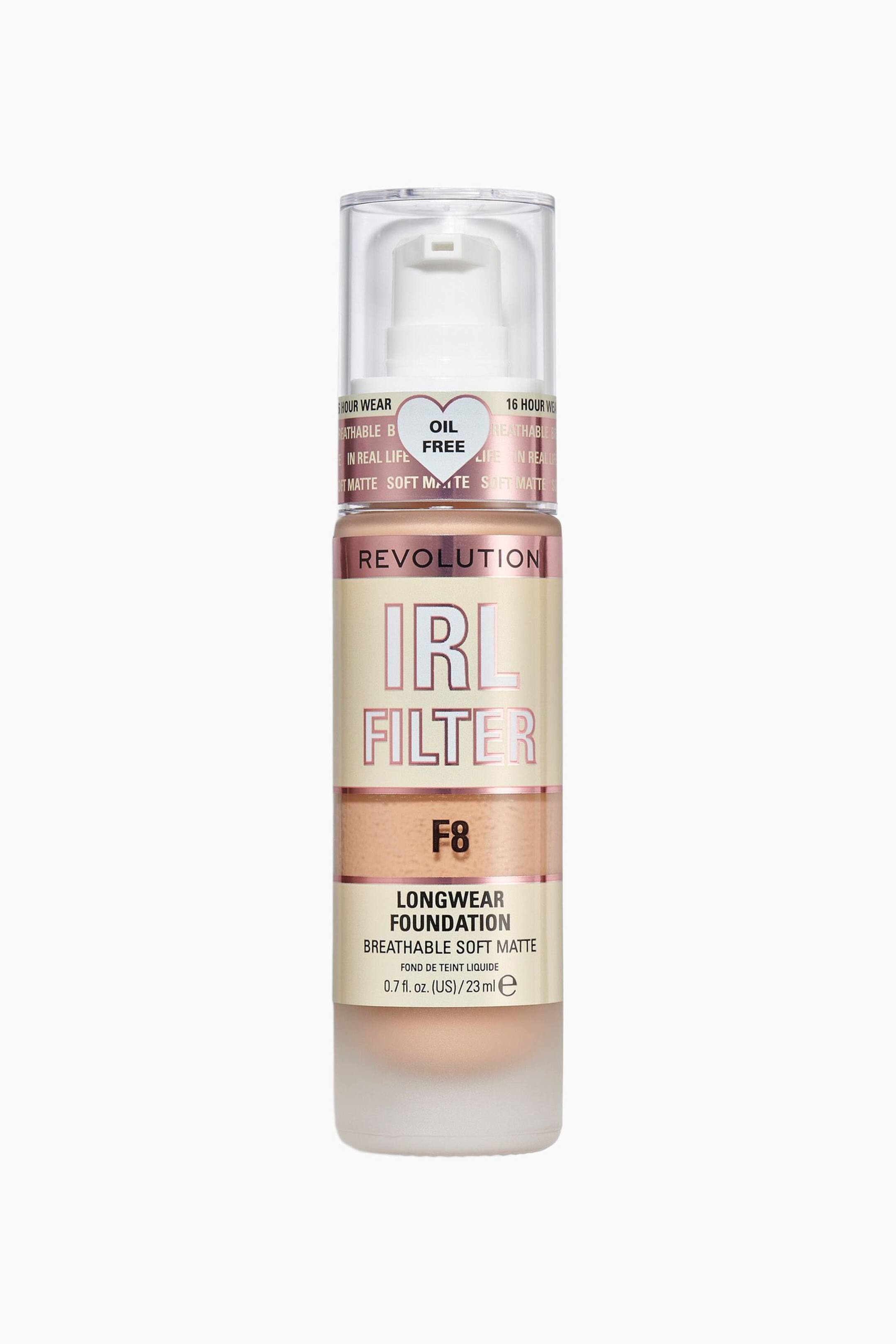 Größeres Bild ansehen: Die Revolution IRL Filter Longwear Foundation steht aufrecht und präsentiert sich in einer mattierten Glasflasche, die mit einer beigefarbenen Flüssigkeit gefüllt ist. Sie verfügt über eine transparente zylindrische Kappe über einem weißen Pumpspender, metallisch rosafarbene „IRL FILTER“-Beschriftung auf der Vorderseite und ein transparentes Ausschnittfenster, das den Farbton „F8“ zeigt.