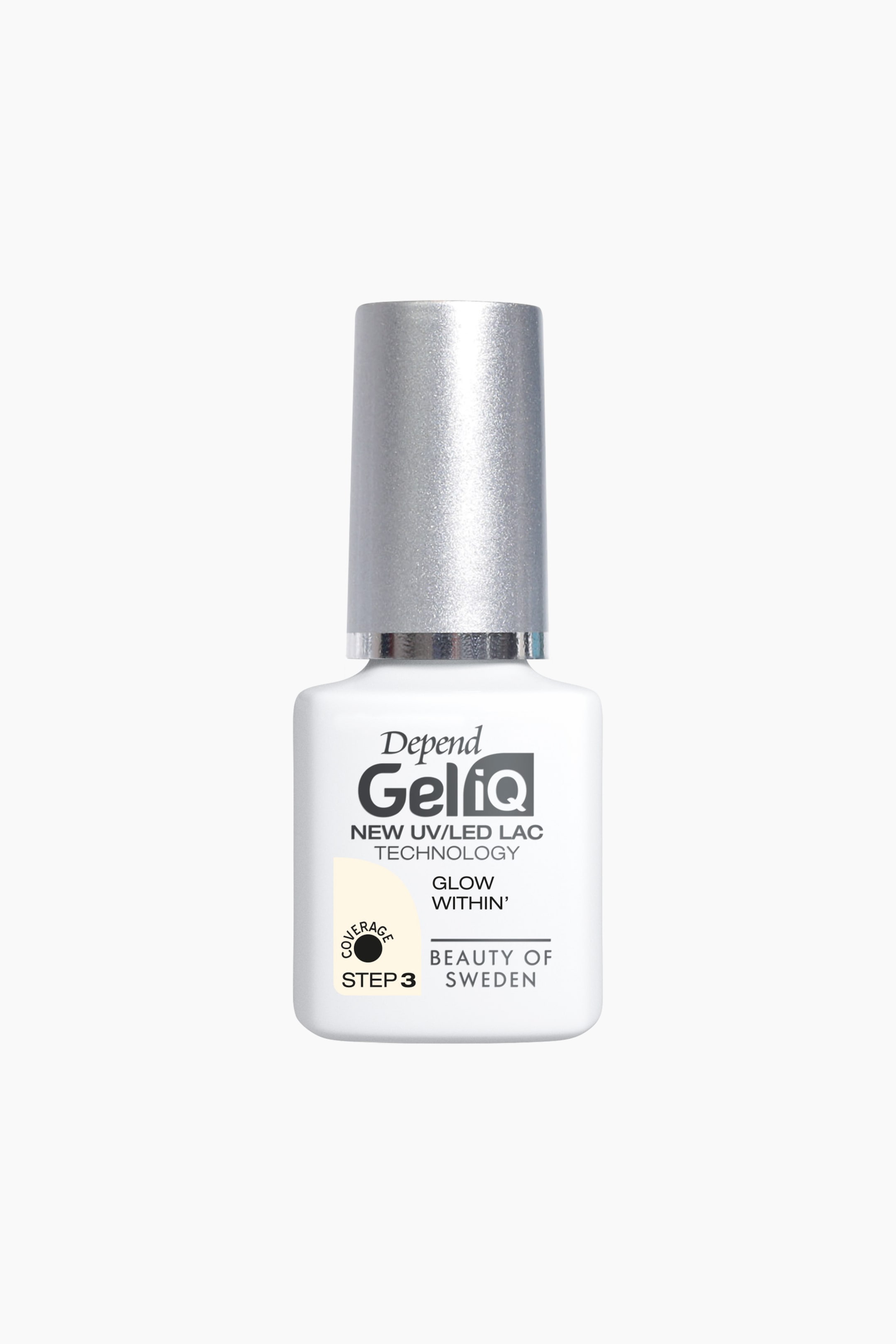 Se større billede: En hvid, firkantet neglelakflaske står oprejst med en sølvfarvet cylindrisk hætte. Flasken viser "Depend GeliQ" branding, tekst inklusive "GLOW WITHIN", samt en cirkulær "COVERAGE" grafik, der viser en lys cremefarve.