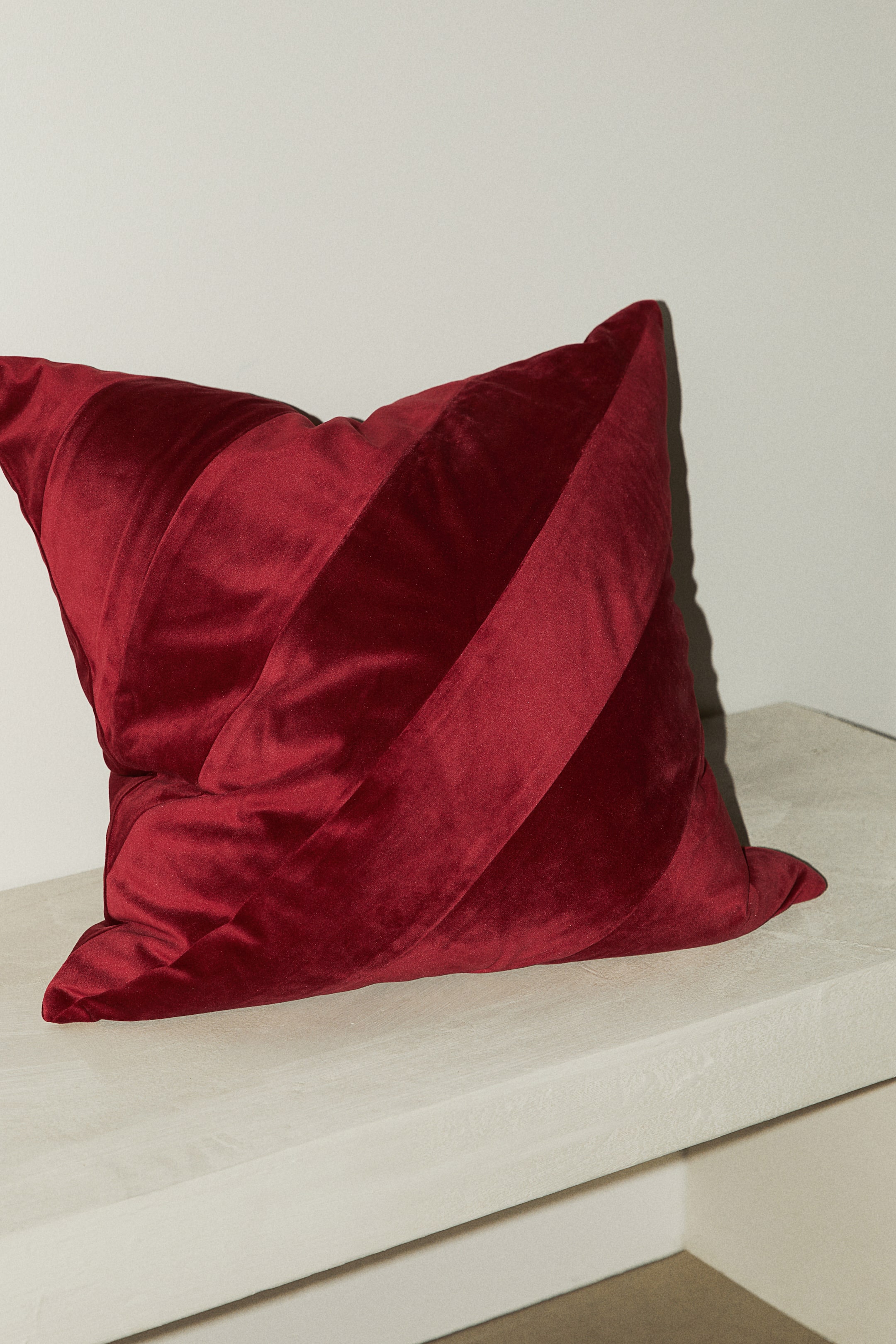 Striped velvet cushion cover - Red/Striped - Home All | H&M GB 1