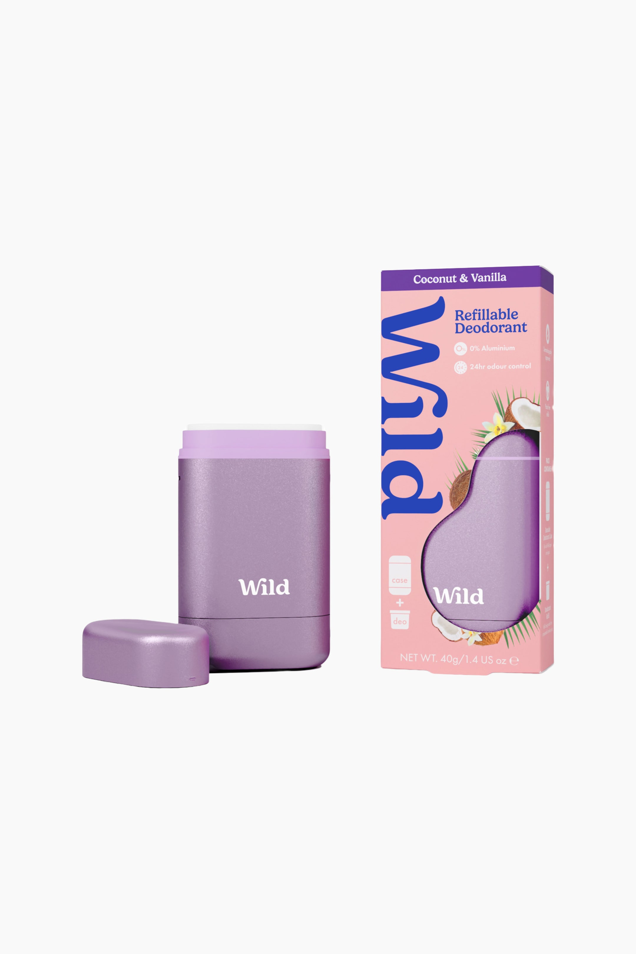 Visa större bild: Ett metalliskt lila påfyllningsbart deodorantfodral står upprätt bredvid sitt löstagna lock och sin rosa förpackningsask i kartong. Huvudfodralet visar den vita "Wild"-logotypen på framsidan, medan den matchande förpackningen visar illustrationer av kokosnöt och vanilj.