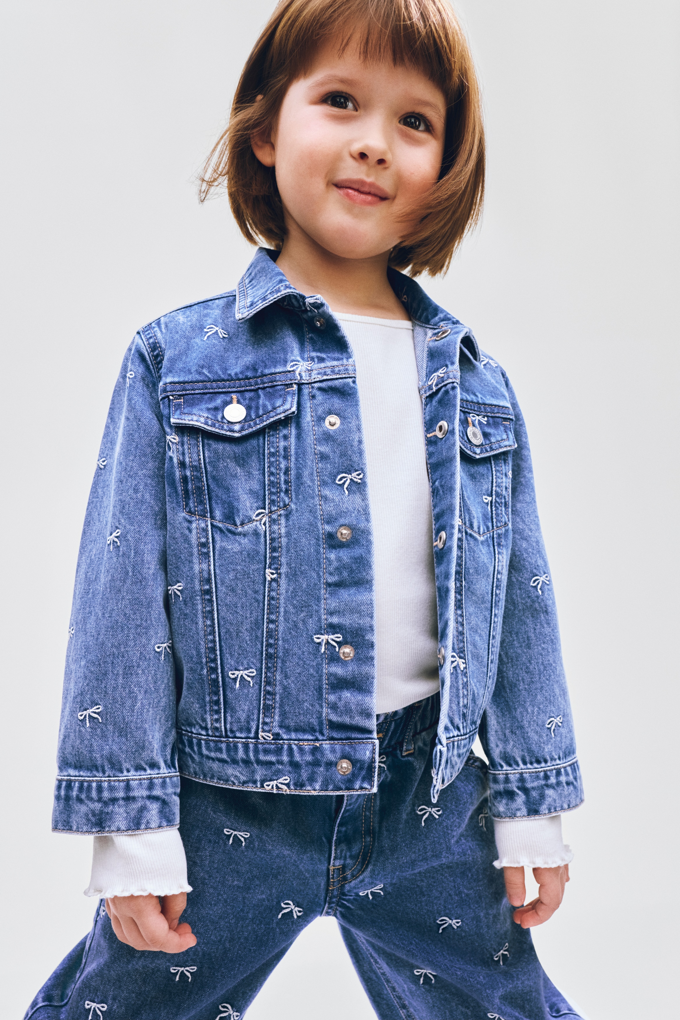 Jeansjacka med broderier - Denimblå/Rosetter