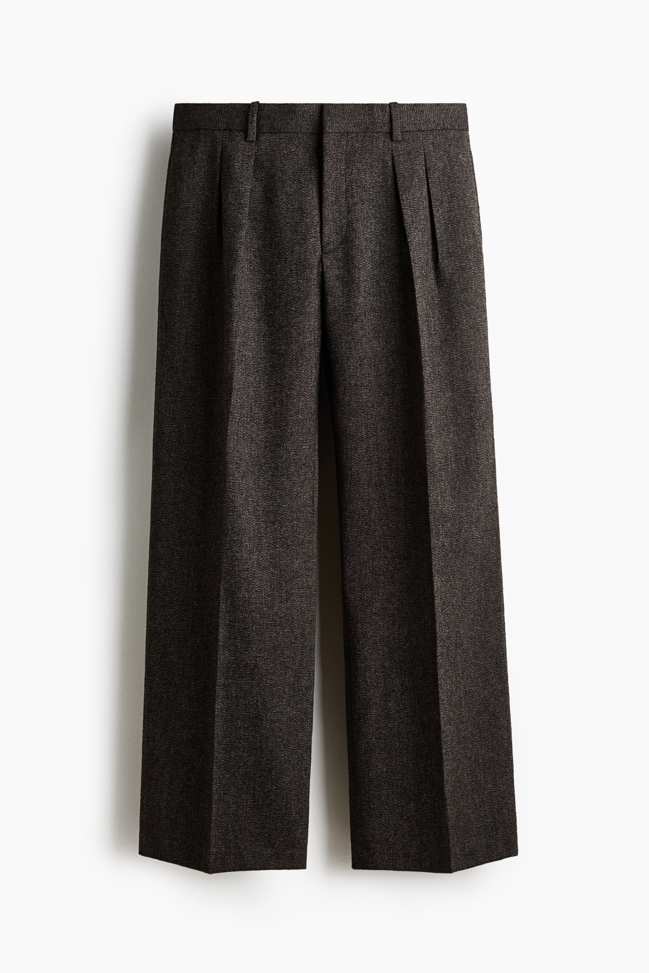 Visualizza immagine più grande: I pantaloni marrone scuro con texture presentano una cintura piatta con passanti e una singola piega frontale su ciascuna gamba. I pantaloni sfoggiano una silhouette a gamba larga e taglio dritto.