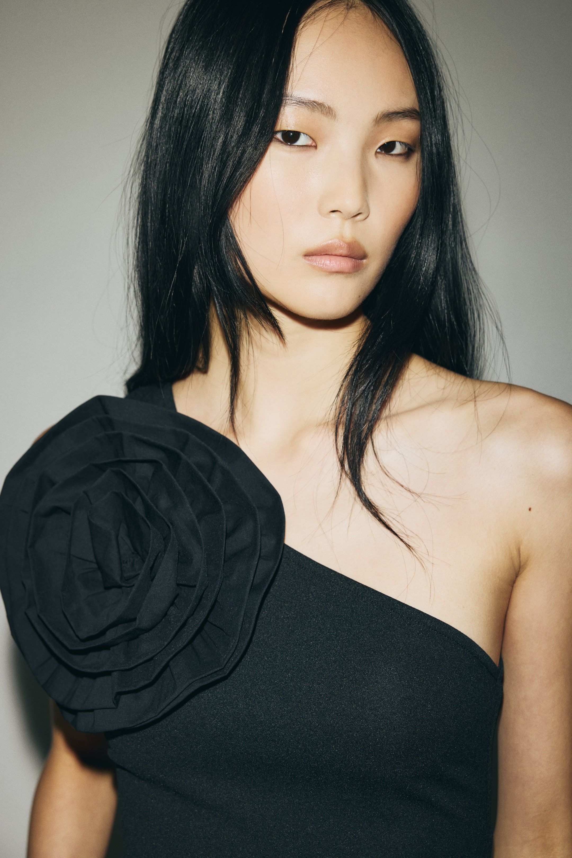 Voir une image plus grande: Maillot asymétrique avec détail floral - Noir - FEMME | H&M CA 1