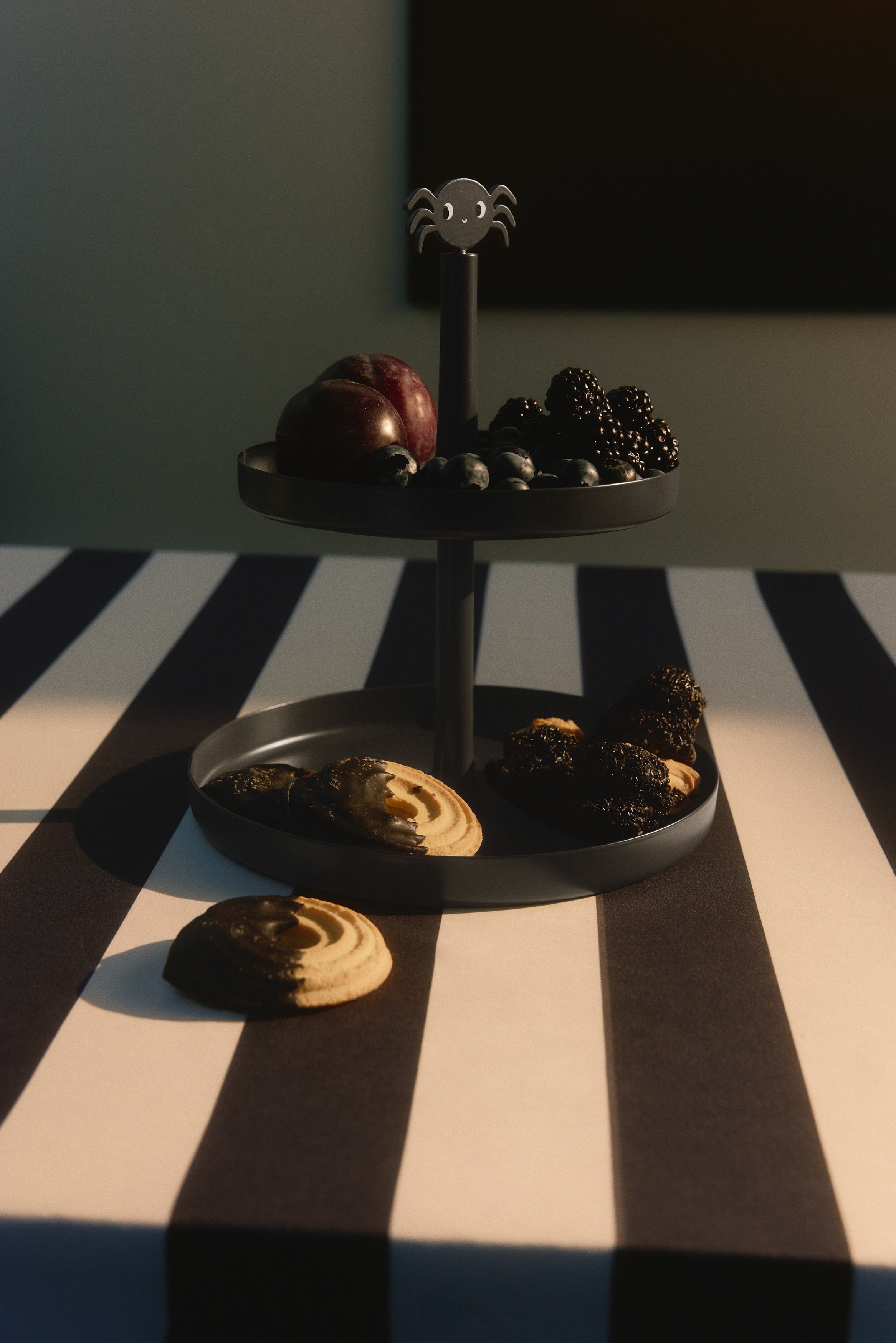Halloween two-tiered serving tray - Black