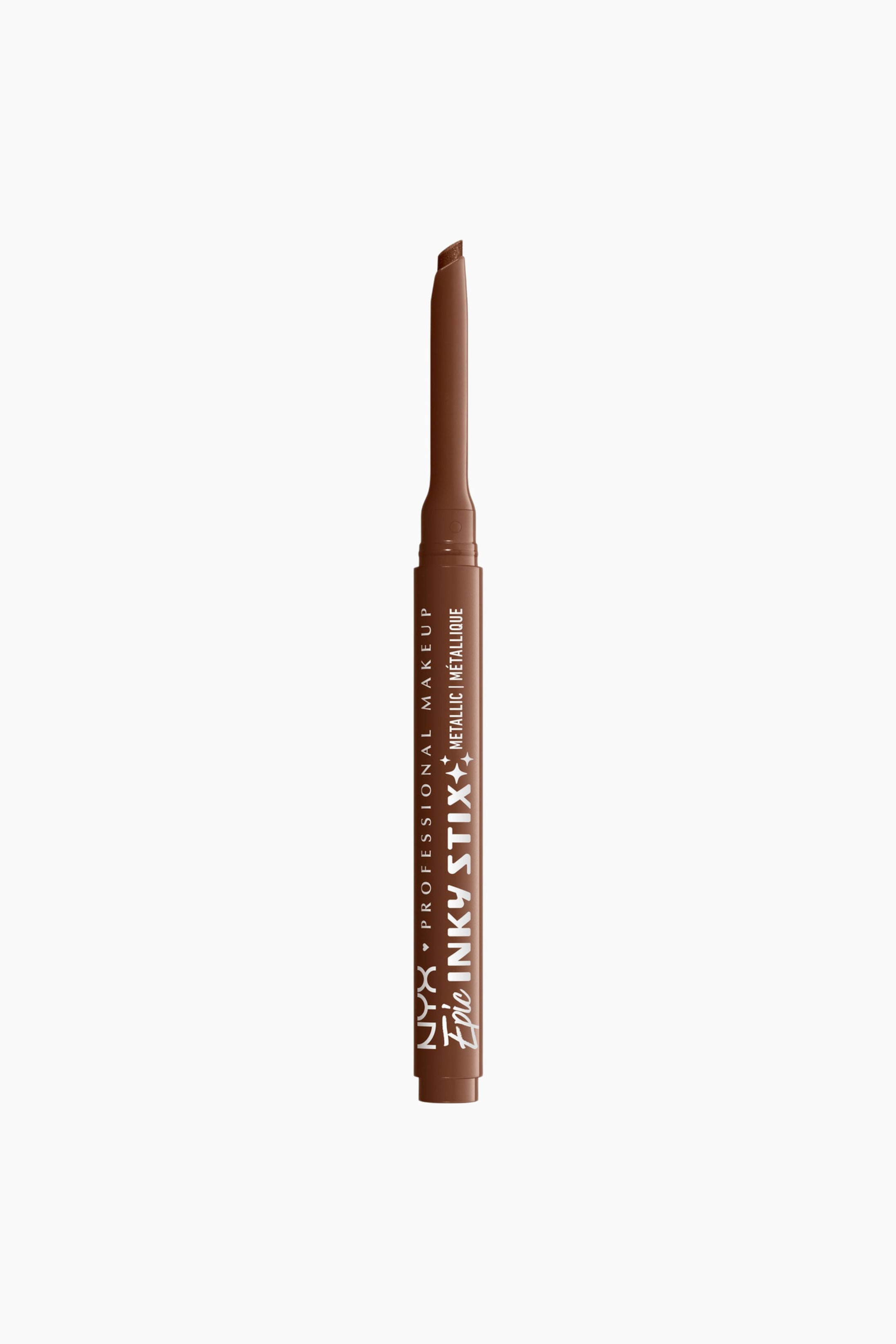 Se større billede: En brun, metallisk eyelinerstift står oprejst og fremviser sin skrå spids. Hvid tekst på siden viser "NYX PROFESSIONAL MAKEUP Epic INKY STIX+ METALLIC | MÉTALLIQUE".