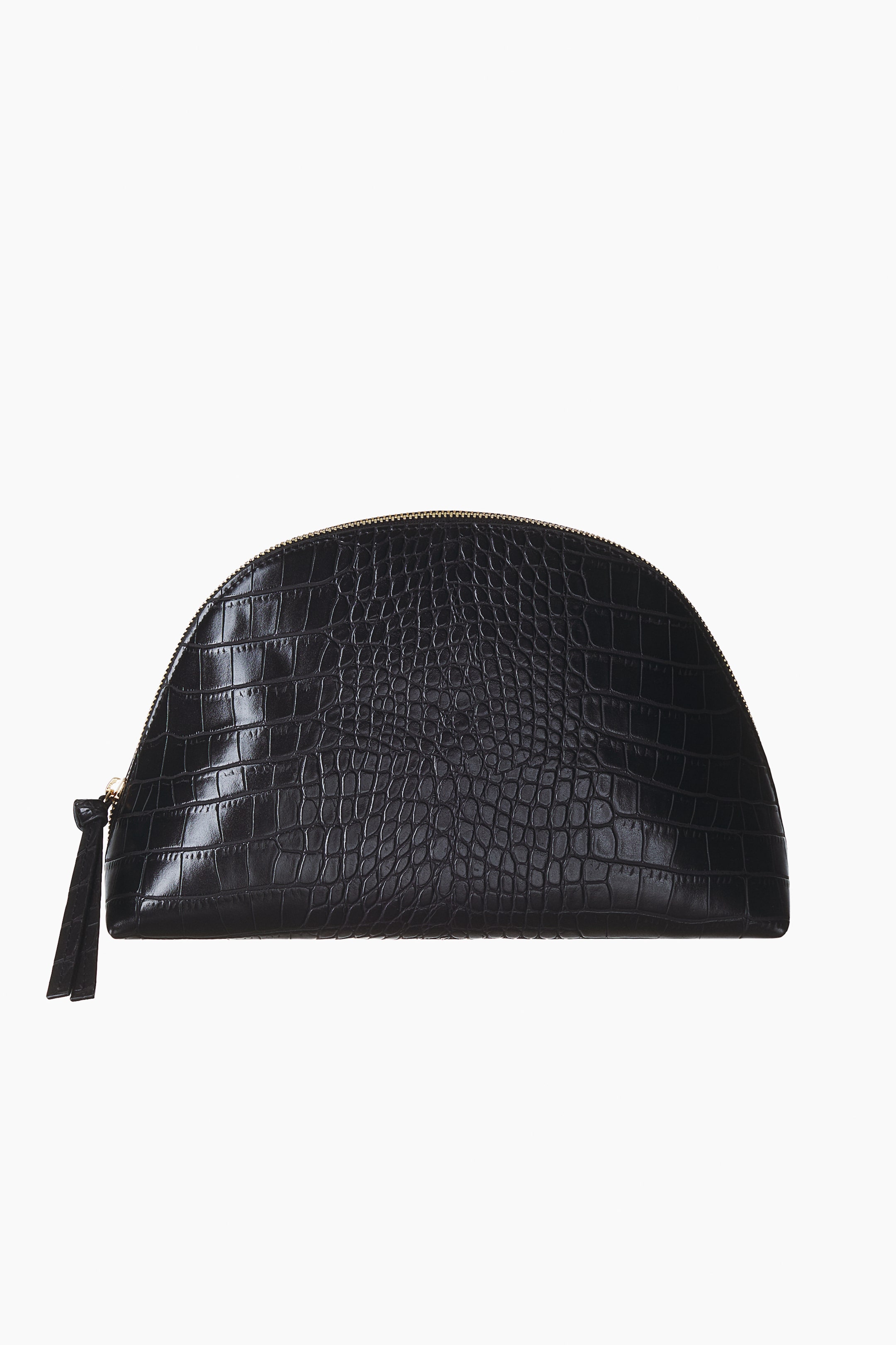 Größeres Bild ansehen: Eine schwarze Waschtasche wird von vorne gezeigt und verfügt über ein beschichtetes Gewebe mit strukturierter Oberfläche und halbmondförmigem Design. Entlang der oberen, geschwungenen Kante ist ein Reißverschluss in Goldoptik mit kleinem Zipperanhänger zu sehen.