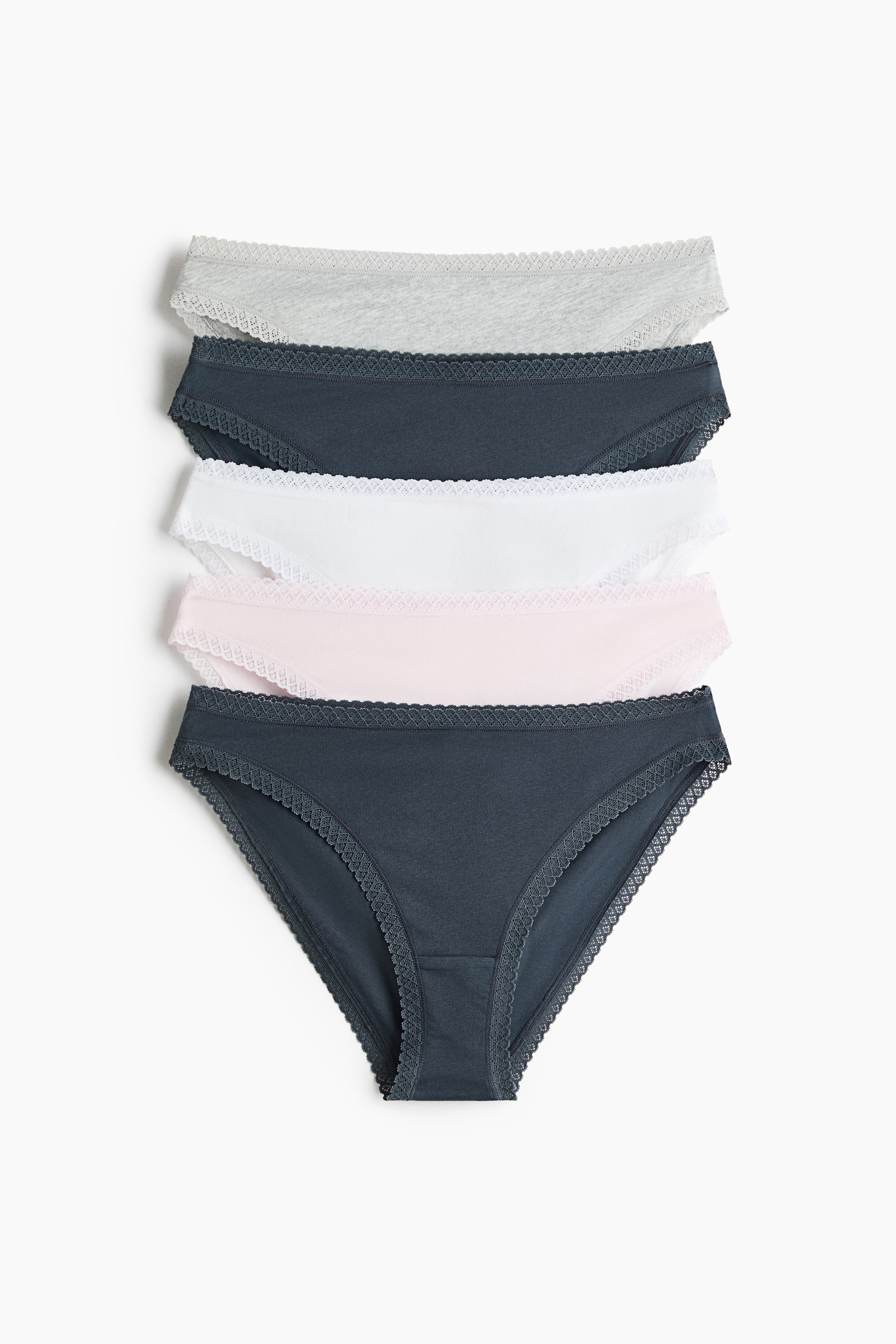 Xem ảnh lớn hơn: Quần lót cotton jersey được xếp thành bộ năm chiếc, mỗi chiếc đều có viền ren hẹp dọc theo cạp và khe chân. Chiếc quần lót dưới cùng, quay mặt trước, hiển thị phần đũng có lót, với các màu xám, xám đậm, trắng và hồng.
