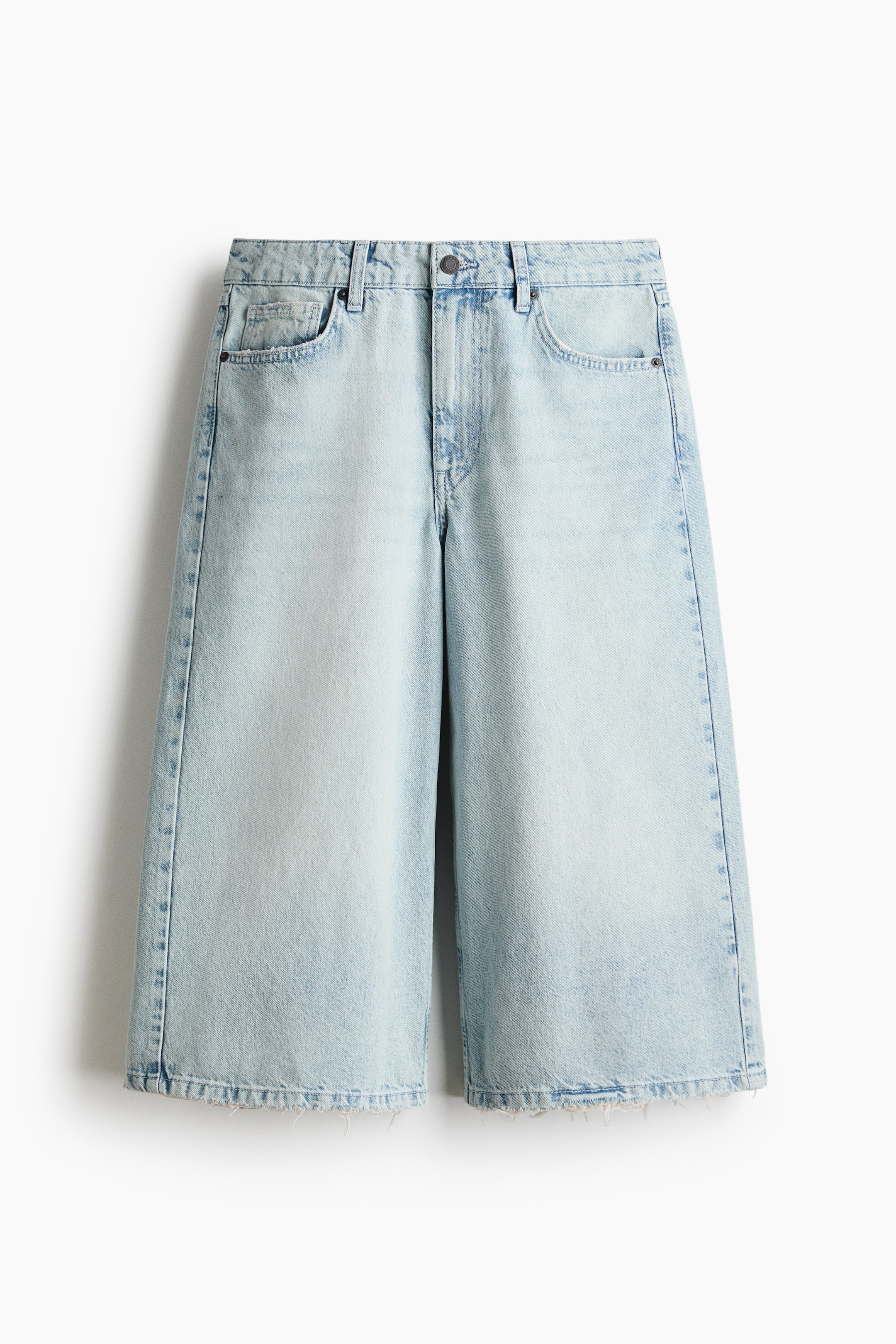 Büyük resmi görüntüle: 5 cepli culotte jean pantolonun ÖN kısmı, açık yıkama denim ile sergileniyor. Normal bel, düğme ve fermuar kapamalı, iki ön cep, bir bozuk para cebi, geniş paçalar ve uyluktan etek ucuna kadar geniş kesim ile püsküllü kenarlar özellikleri arasında yer alıyor.