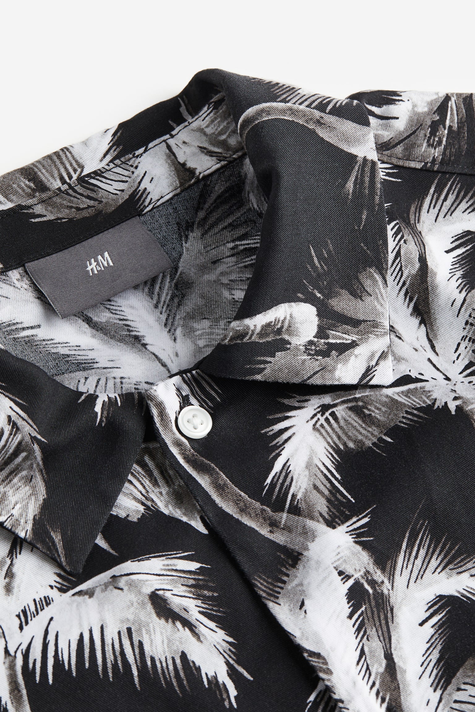 Áo sơ mi lyocell ngắn tay Regular Fit - Màu đen/Cây cọ - 2