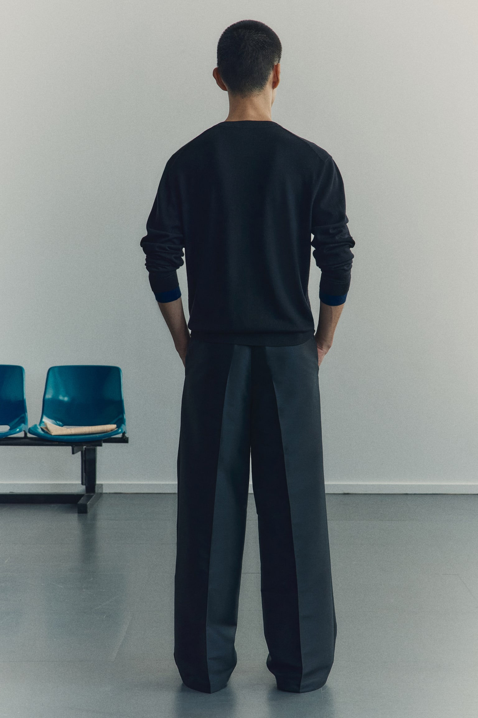 Wełniany sweter Regular Fit - Czarny - 7