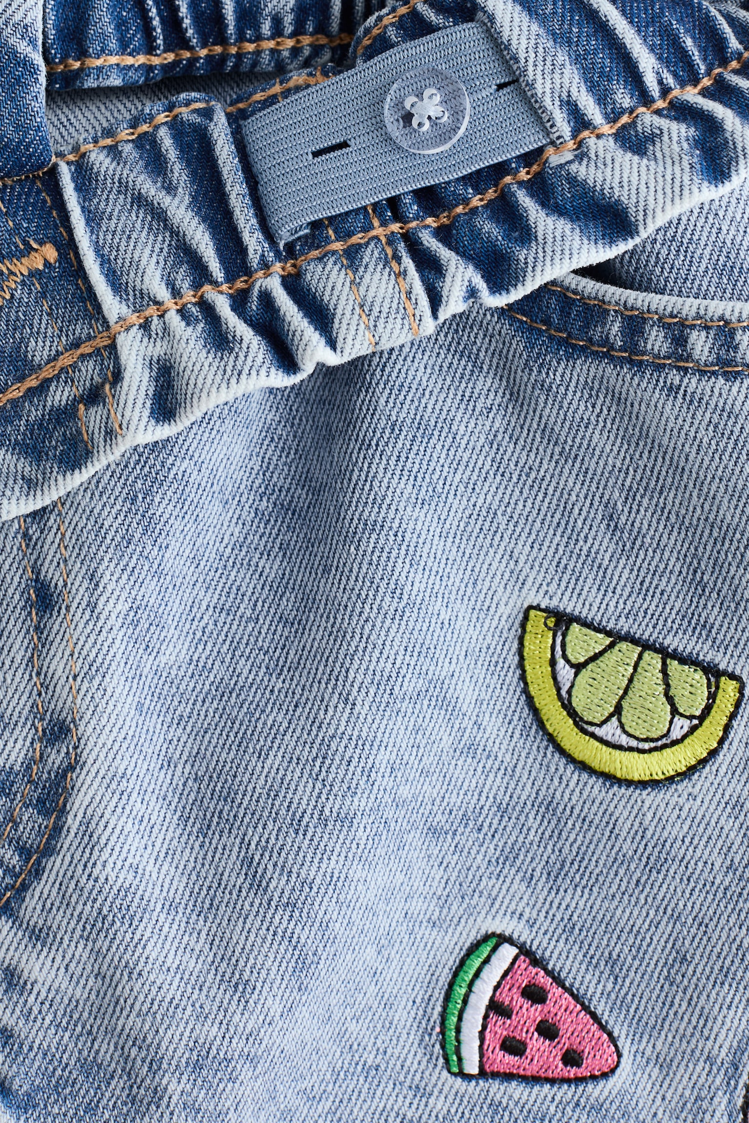 מכנסי ג'ינס קצרים Loose Fit - כחול ג'ינס בהיר/לילו וסטיץ'/כחול ג'ינס חיוור/הלו קיטי - 6