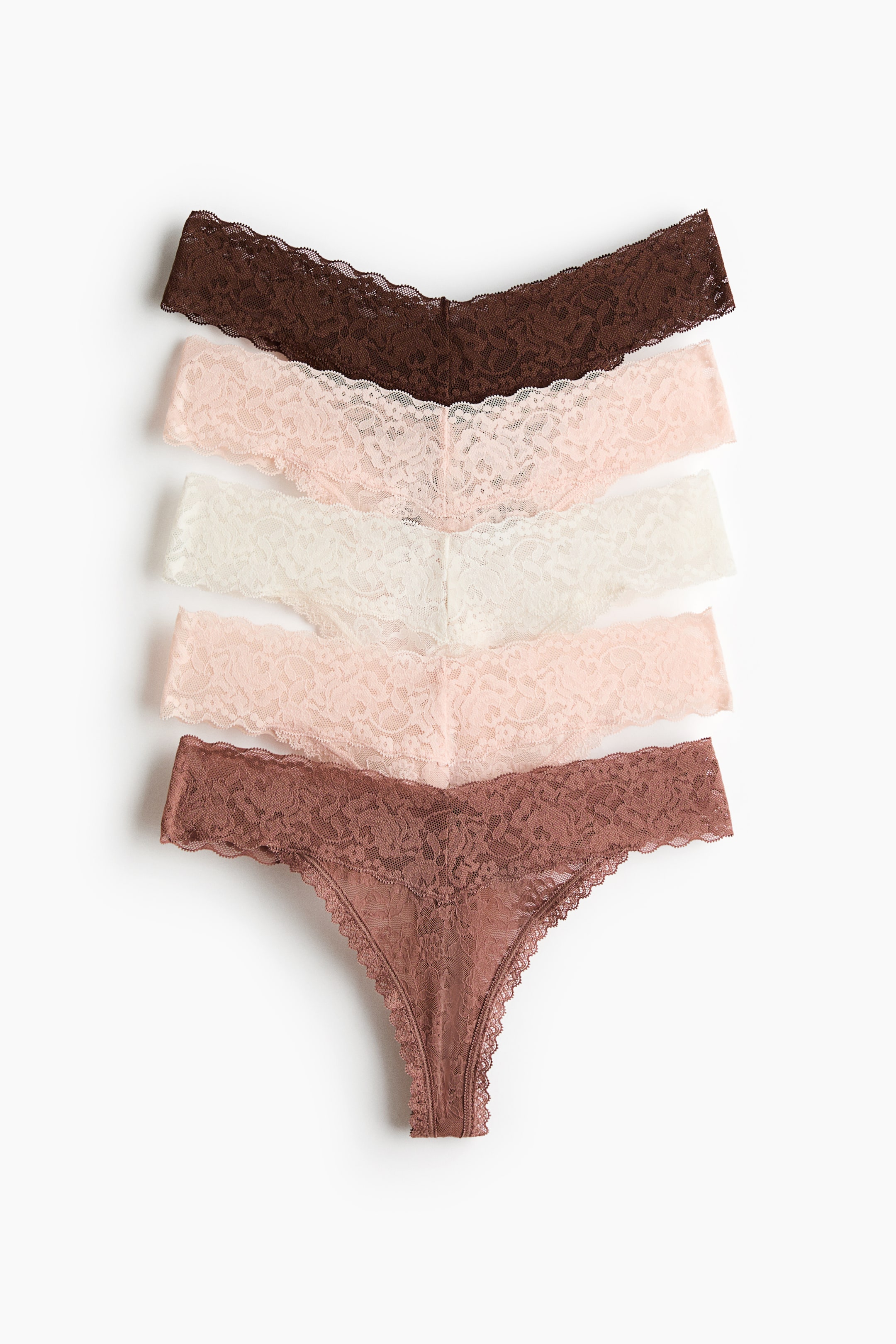 Grotere afbeelding bekijken: Vijf kanten string slips zijn aan de voorkant te zien, uitwaaierend in tinten van bruin, roze en crème, elk met een lage, V-vormige taille.