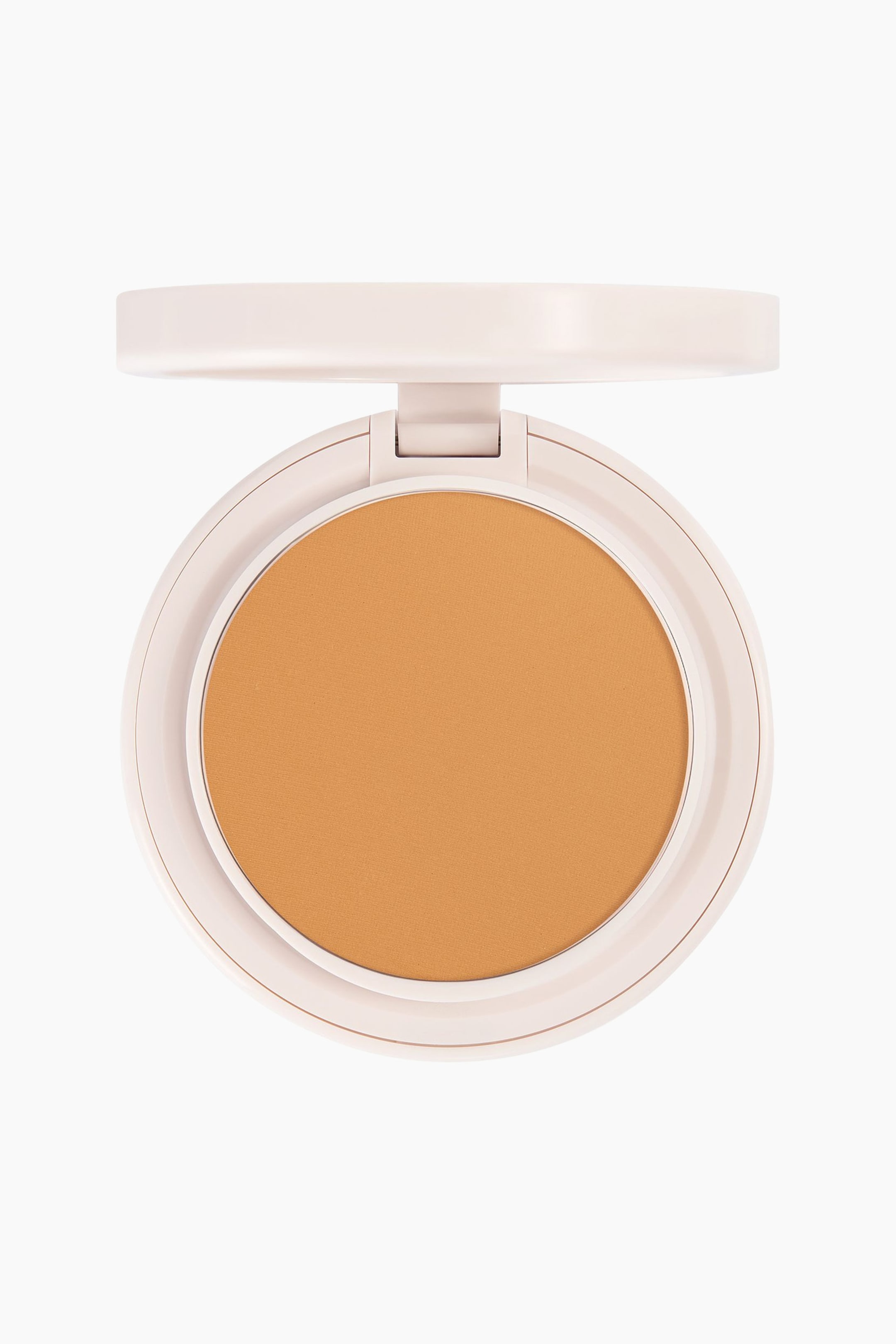 Se større billede: Natural Blur Powder Foundation vises som en varm, medium-tan presset pudder i et åbent, cirkulært lyserødt etui. Etuiet vender fremad og fremhæver den glatte, matte tekstur samt lågets hængslede design.