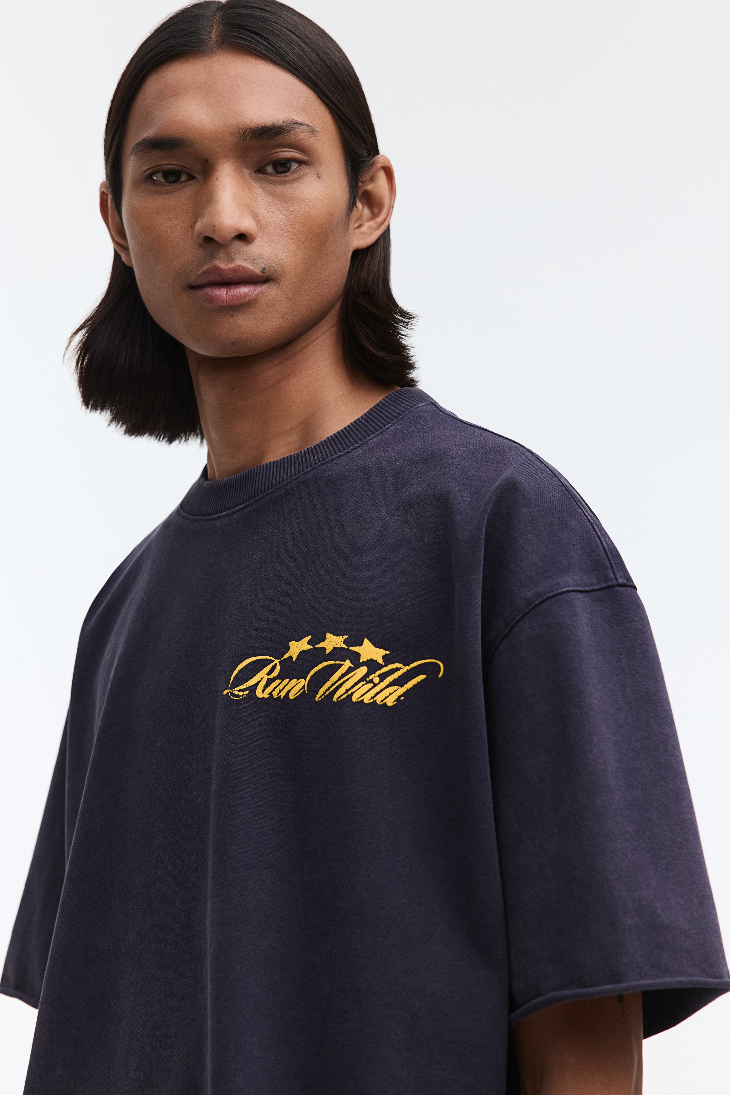 オーバーサイズフィット ボクシースタイルTシャツ - ブラック／Golden