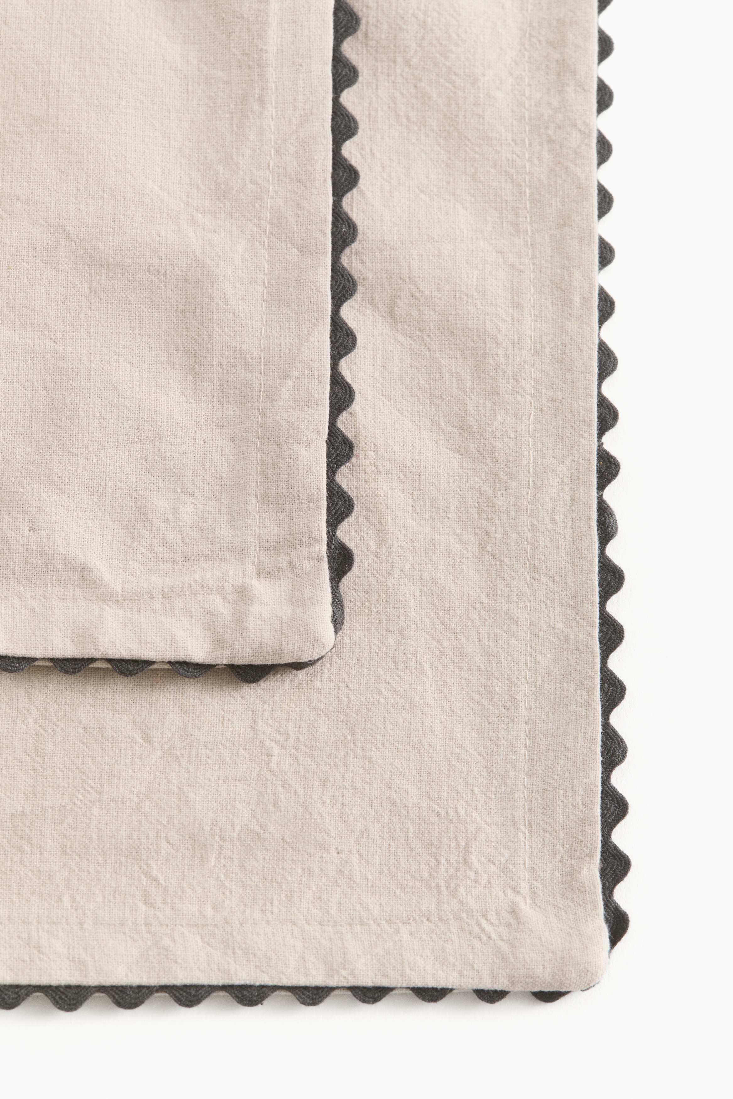 2-Pack Scalloped-Edge Placemats - Thumbnail 5