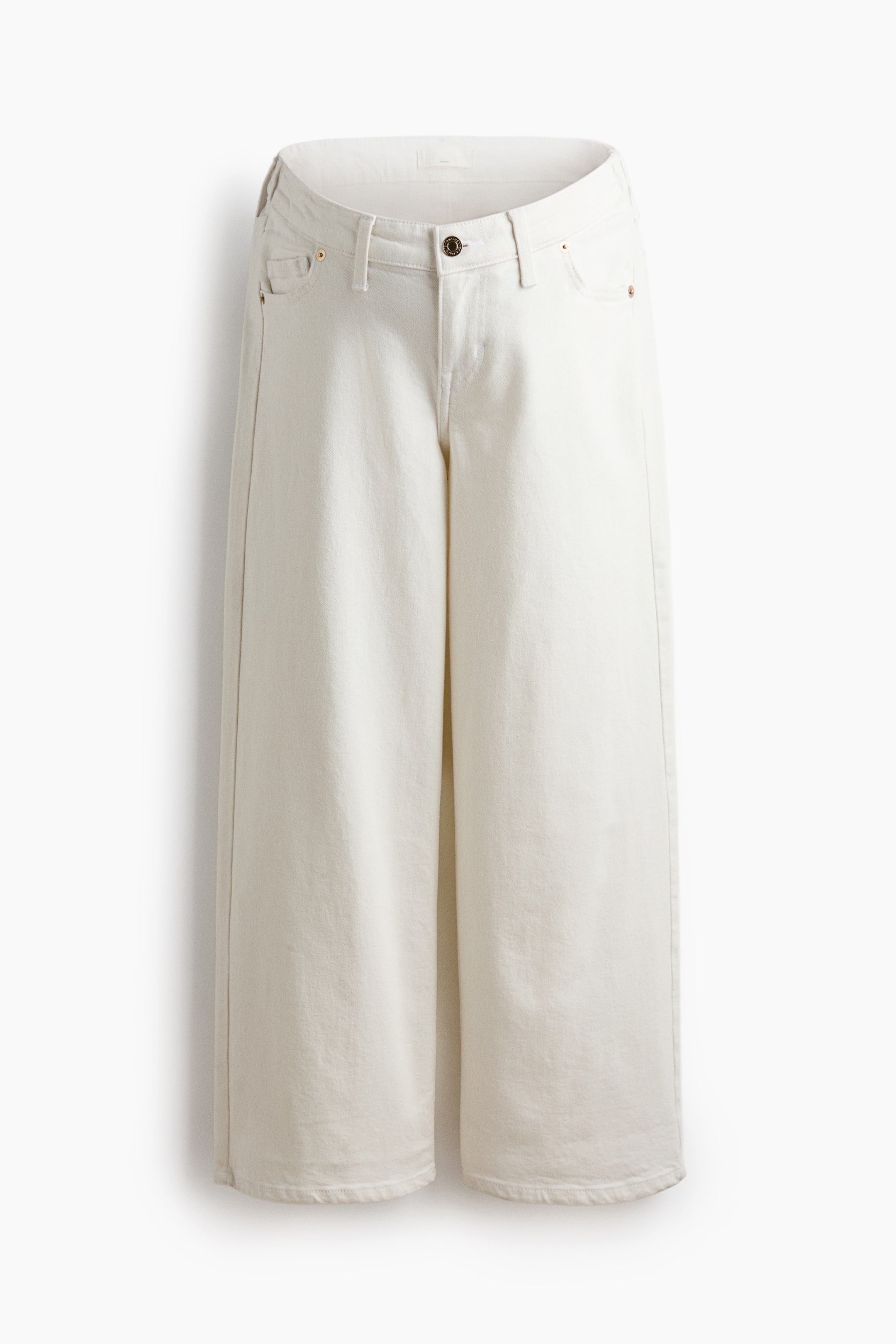 Agrandir l'image: Les jeans en denim à 5 poches de couleur blanc cassé sont présentés de face, avec une taille basse, une fermeture éclair et un bouton. Ils sont conçus avec une coupe régulière de la taille à la hanche, se poursuivant par une coupe large de la cuisse à l'ourlet de longueur cheville.