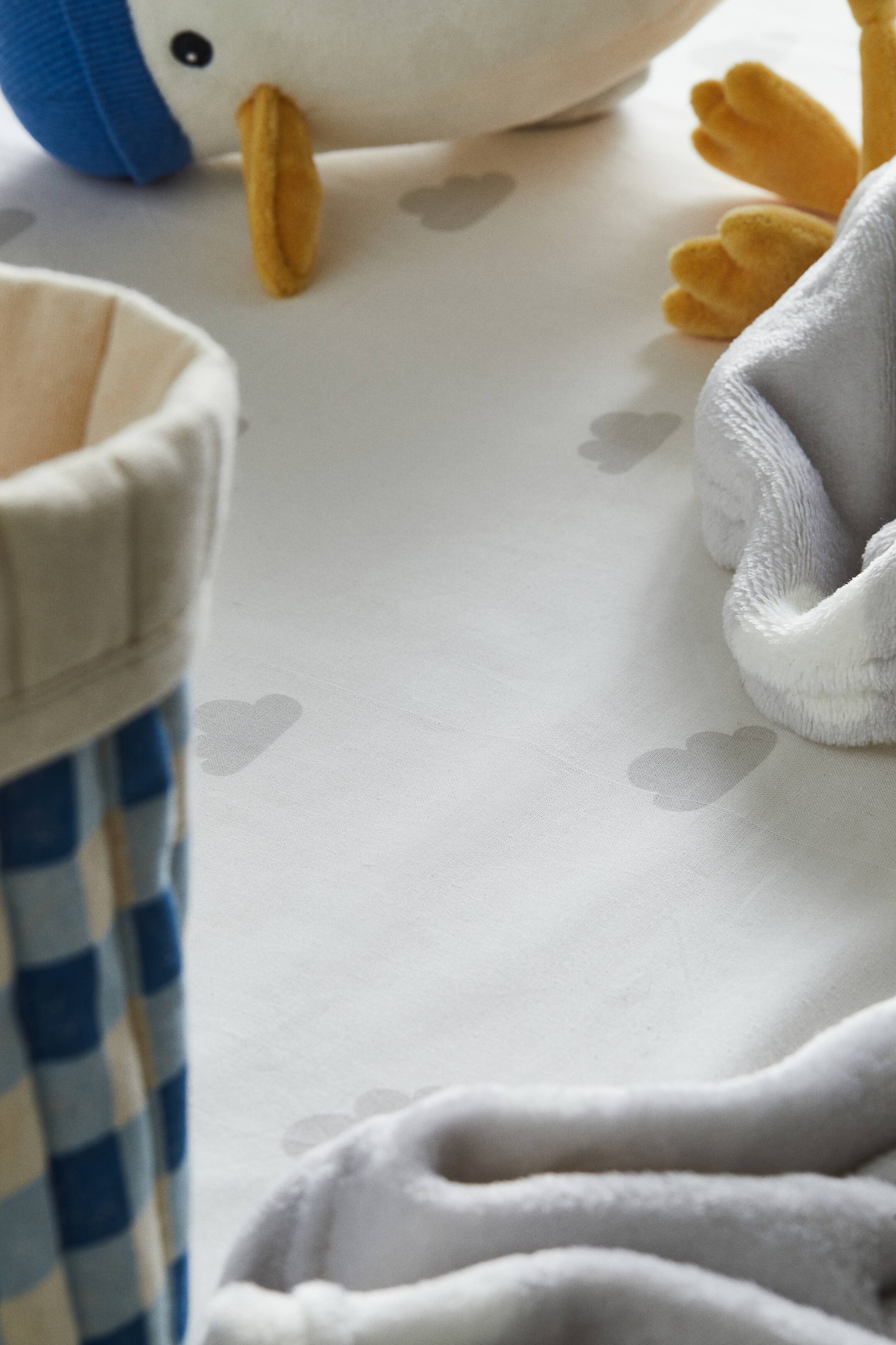 Grotere afbeelding bekijken: Katoenen hoeslaken met dessin - Wit/wolken - HOME | H&M NL 1