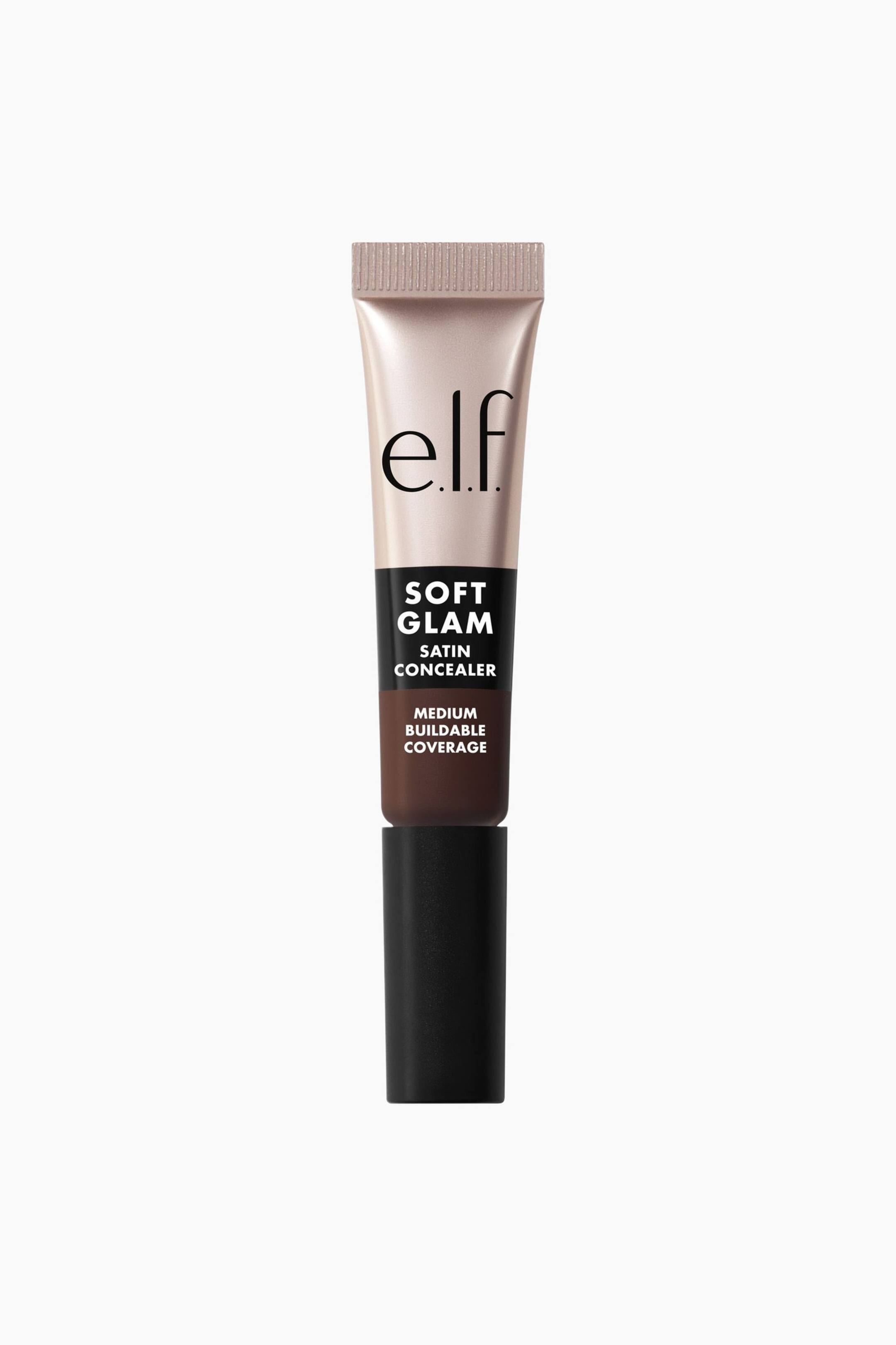Vis større bilde: En E.L.F. Soft Glam Satin Concealer-tube står oppreist og viser en metallisk roségull øvre del med en ribbet, krimpet forsegling og et matt svart lokk ved bunnen. Tuben viser merkevarelogoen, «SOFT GLAM SATIN CONCEALER», teksten «MEDIUM BUILDABLE COVERAGE» og en mørk brun fargeprøve.