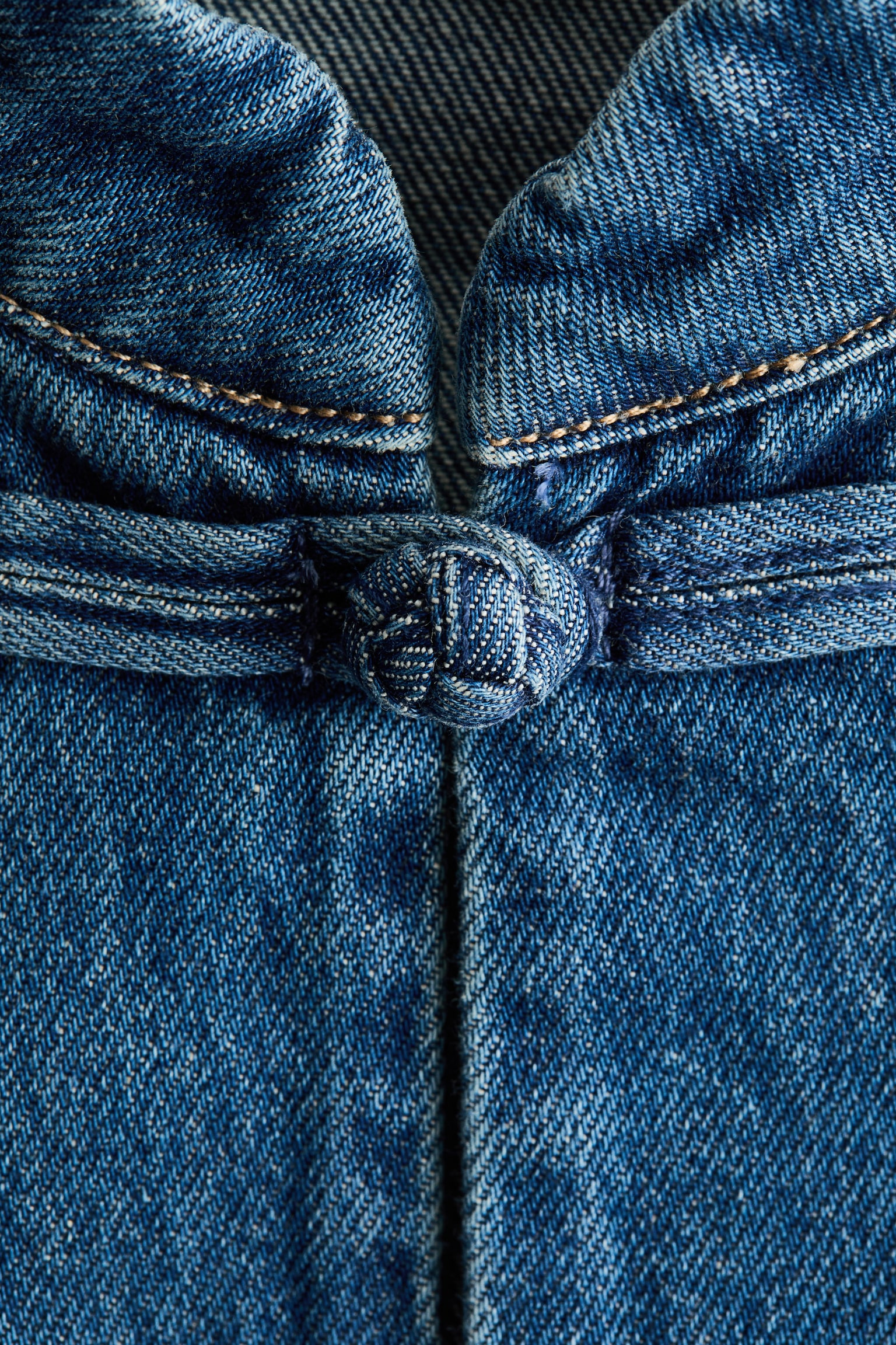 Женская куртка H&M Knot-Button Denim Jacket, цвет: Светлый джинсовый синий — фото 2