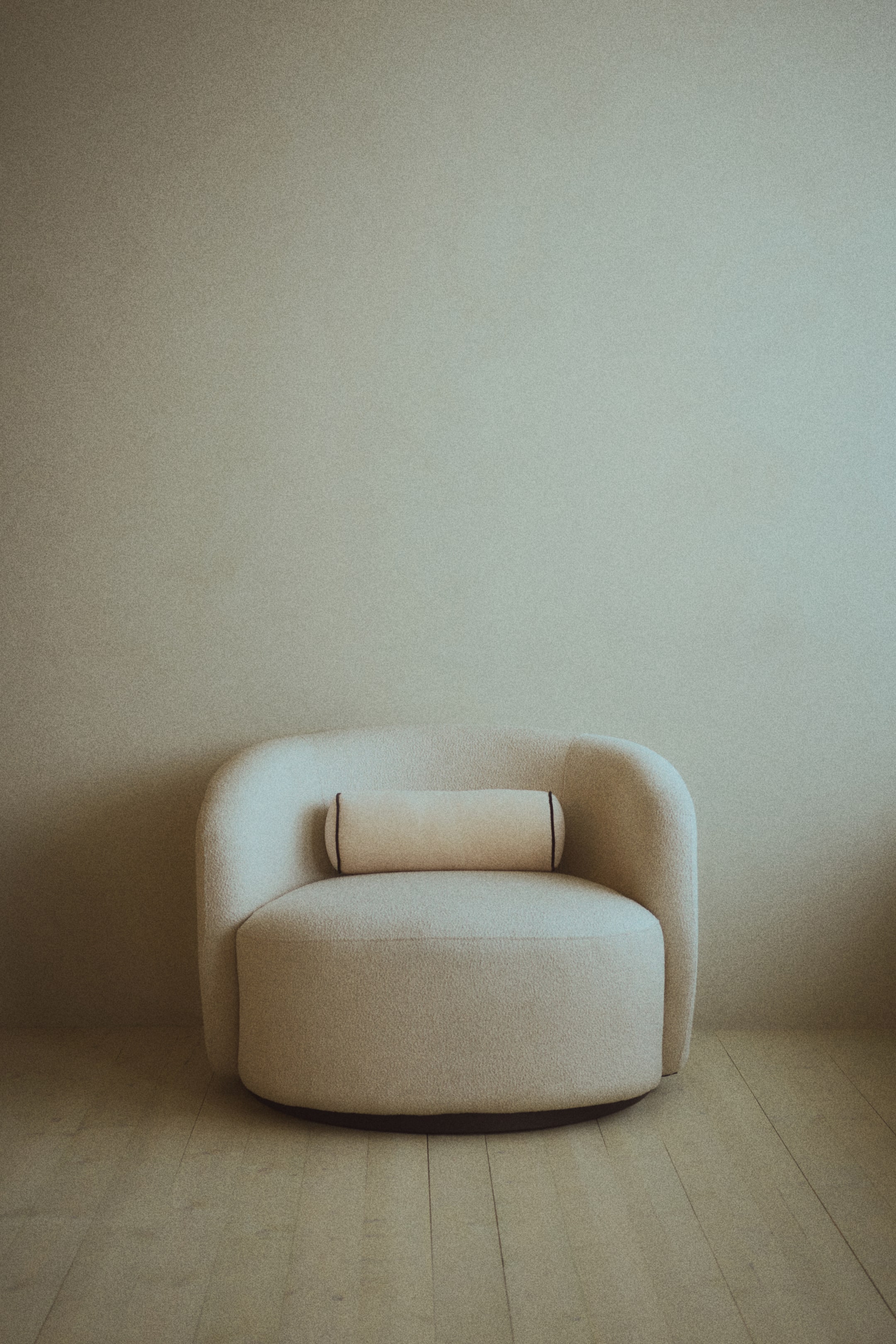 Visa större bild: Cylinderkudde i sammet - Ljusbeige/Svart - Home All | H&M SE 1